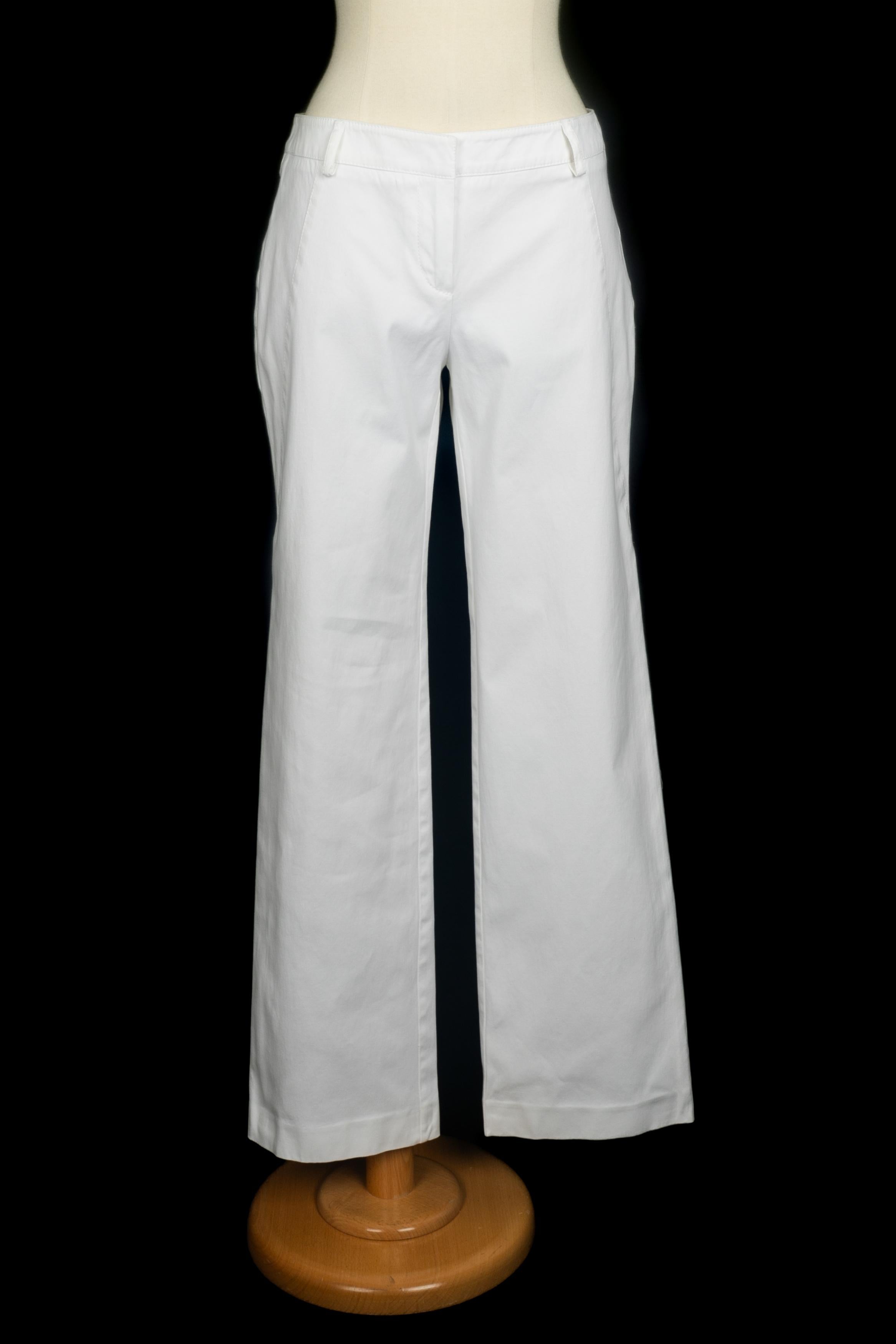 DIOR - (Made in Italy) Pantalones blancos de mezcla de algodón. Talla 38FR indicada. Colección Primavera-Verano 2007 bajo la dirección artística de John Galliano.

Estado:
Muy buen estado

Dimensiones:
Cintura: 38 cm - Caderas: 46 cm - Largo: 99