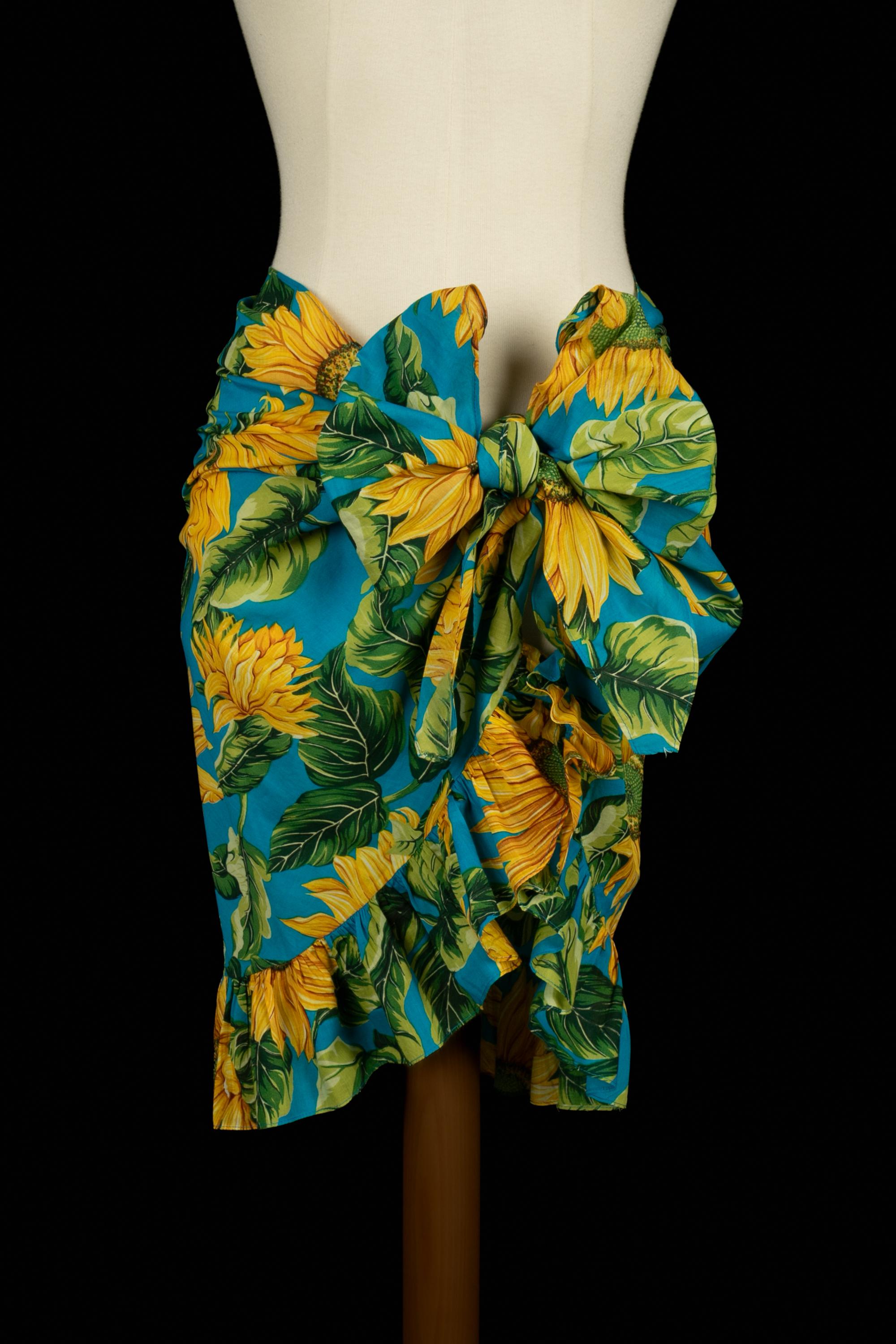 DIOR - Pareo-Rock aus Baumwolle mit Sonnenblumenmuster auf blauem Grund. Keine Größenangabe, er passt als Einheitsgröße.

Bedingung:
Sehr guter Zustand

Abmessungen:
Länge: 200 cm - Höhe: 66 cm

SKU:FFD1