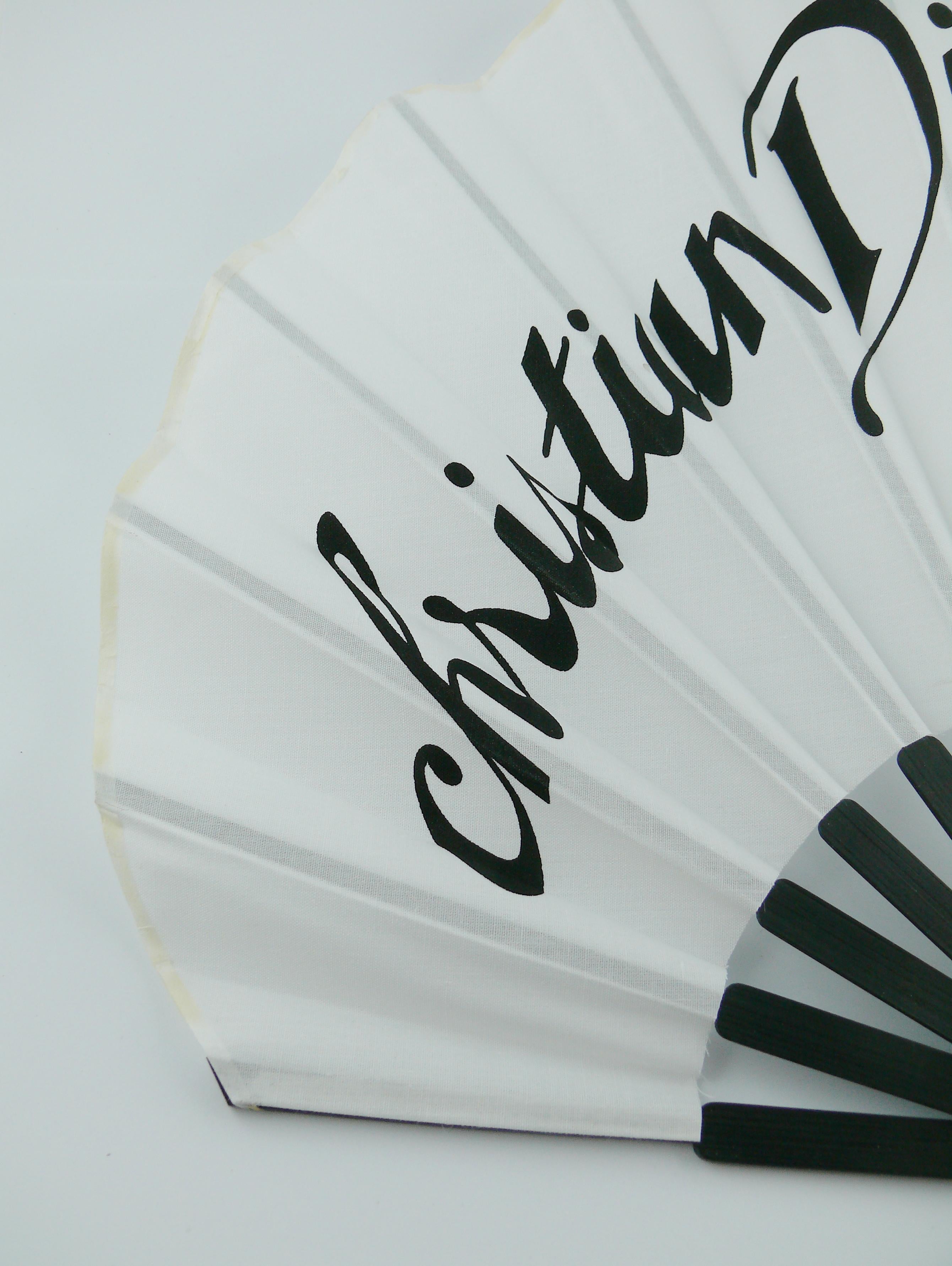 CHRISTIAN DIOR asymetric promotional fan in black resin and white fabric featuring CHRISTIAN DIOR cursive signature.

Marked DIOR Parfums.

Indicative measurements : max. height approx. 32.8 cm (12.91 inches).

Comes with original box (used