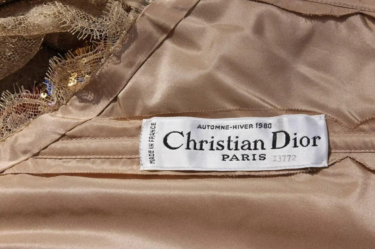 Christian Dior Paris Automne-Hiver 1980  Robe en dentelle numérotée avec étole en vente 7