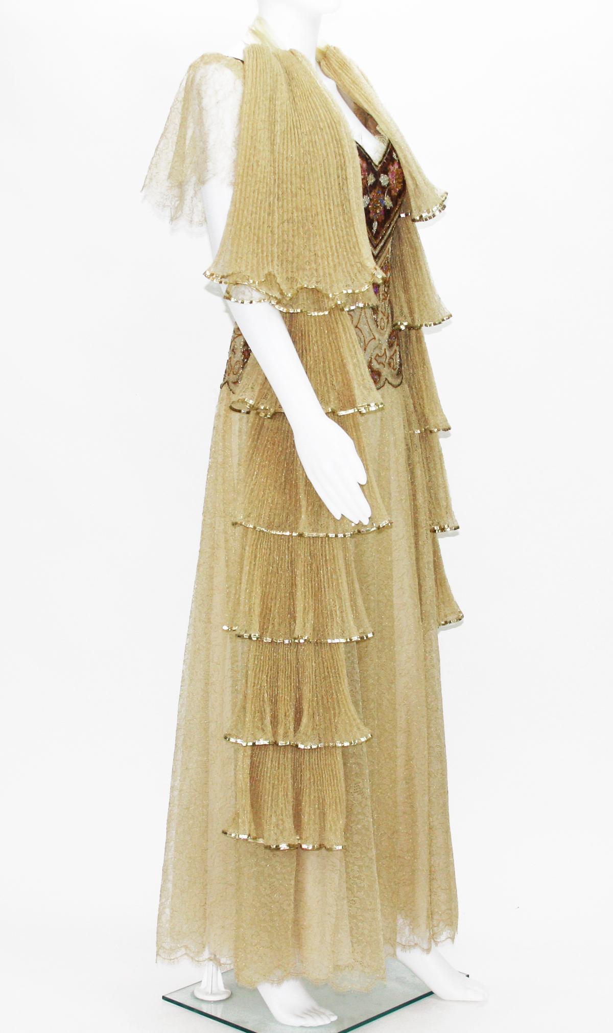Christian Dior Paris Automne-Hiver 1980  Robe en dentelle numérotée avec étole en vente 1