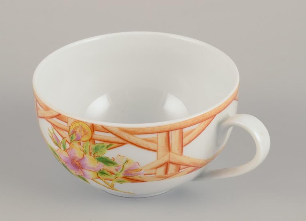 Christian Dior, París. Cuatro pares de tazas de café. Motivo floral. Finales del siglo XX Porcelana en venta