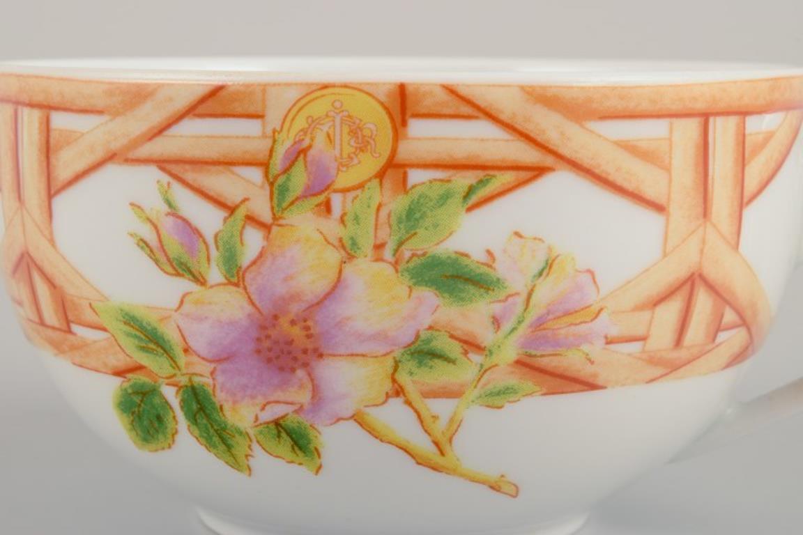 Christian Dior, París. Cuatro pares de tazas de café. Motivo floral. Finales del siglo XX en venta 3