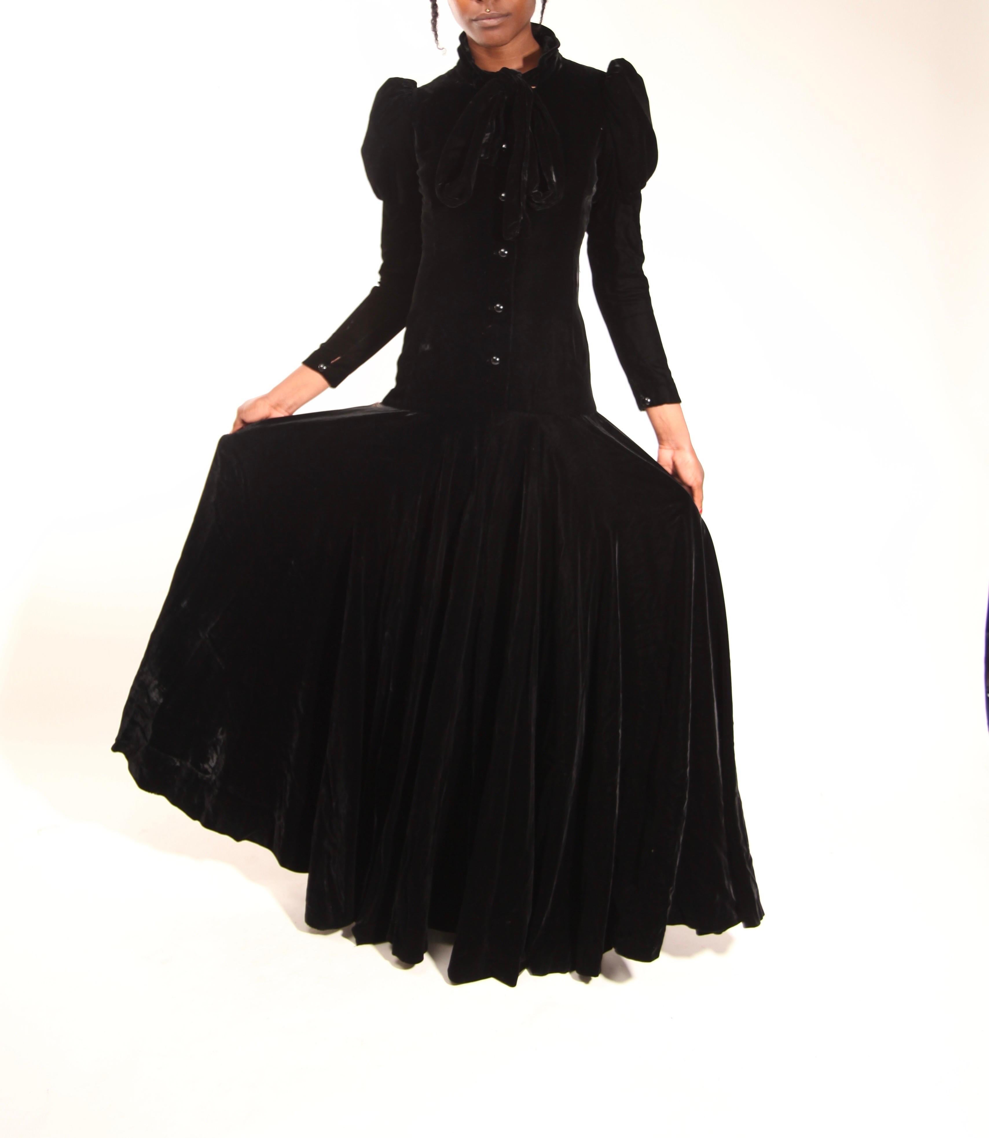 Christian Dior Paris numbered couture black silk evening gown. C. 1960s In Good Condition In London, GB