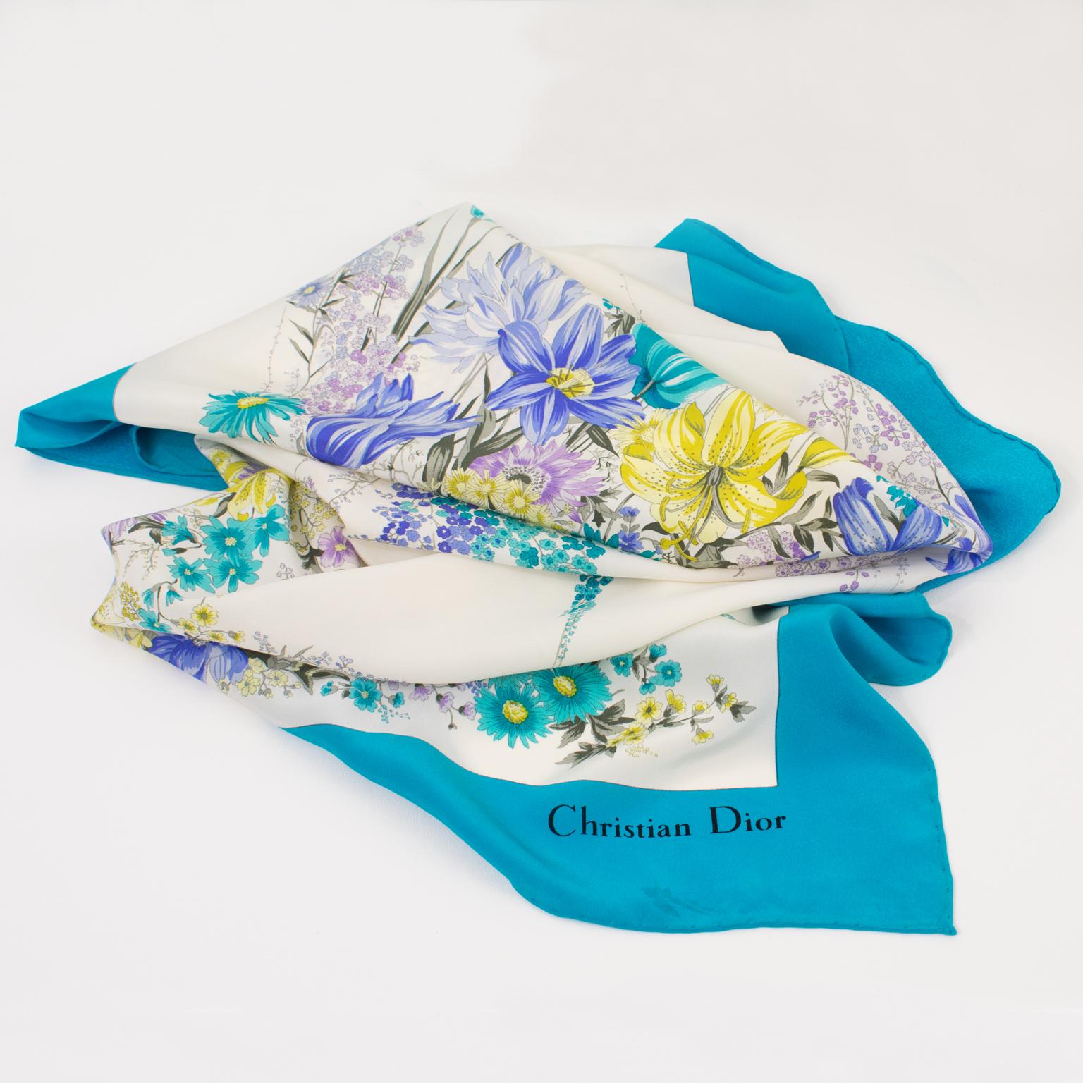 Christian Dior Paris - Écharpe en soie imprimée à fleurs, en bleu et lavande Bon état - En vente à Atlanta, GA