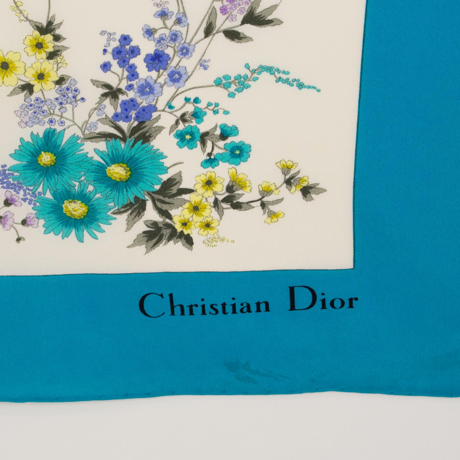 Christian Dior Paris - Écharpe en soie imprimée à fleurs, en bleu et lavande Pour femmes en vente