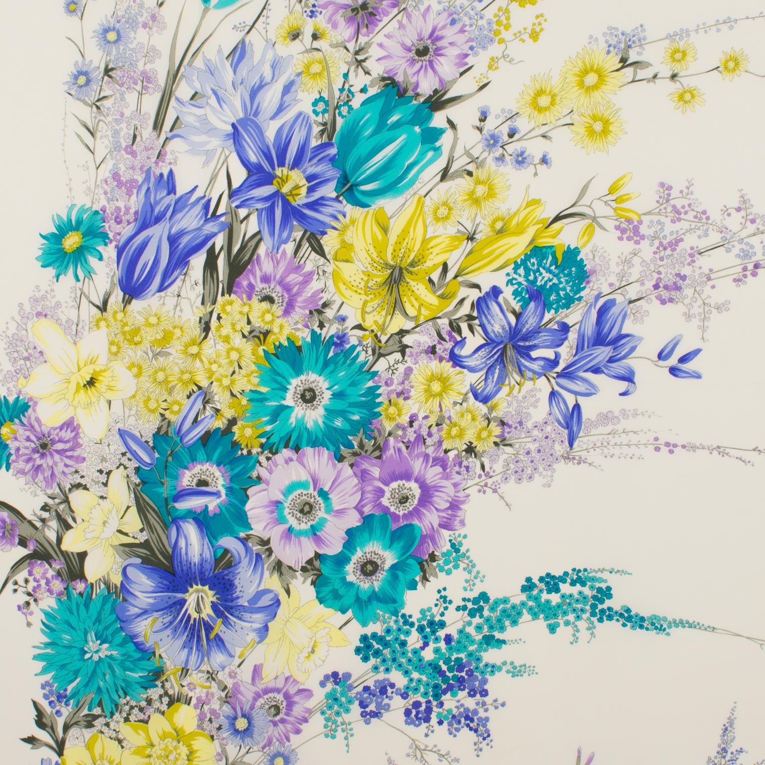 Christian Dior Paris - Écharpe en soie imprimée à fleurs, en bleu et lavande en vente 1