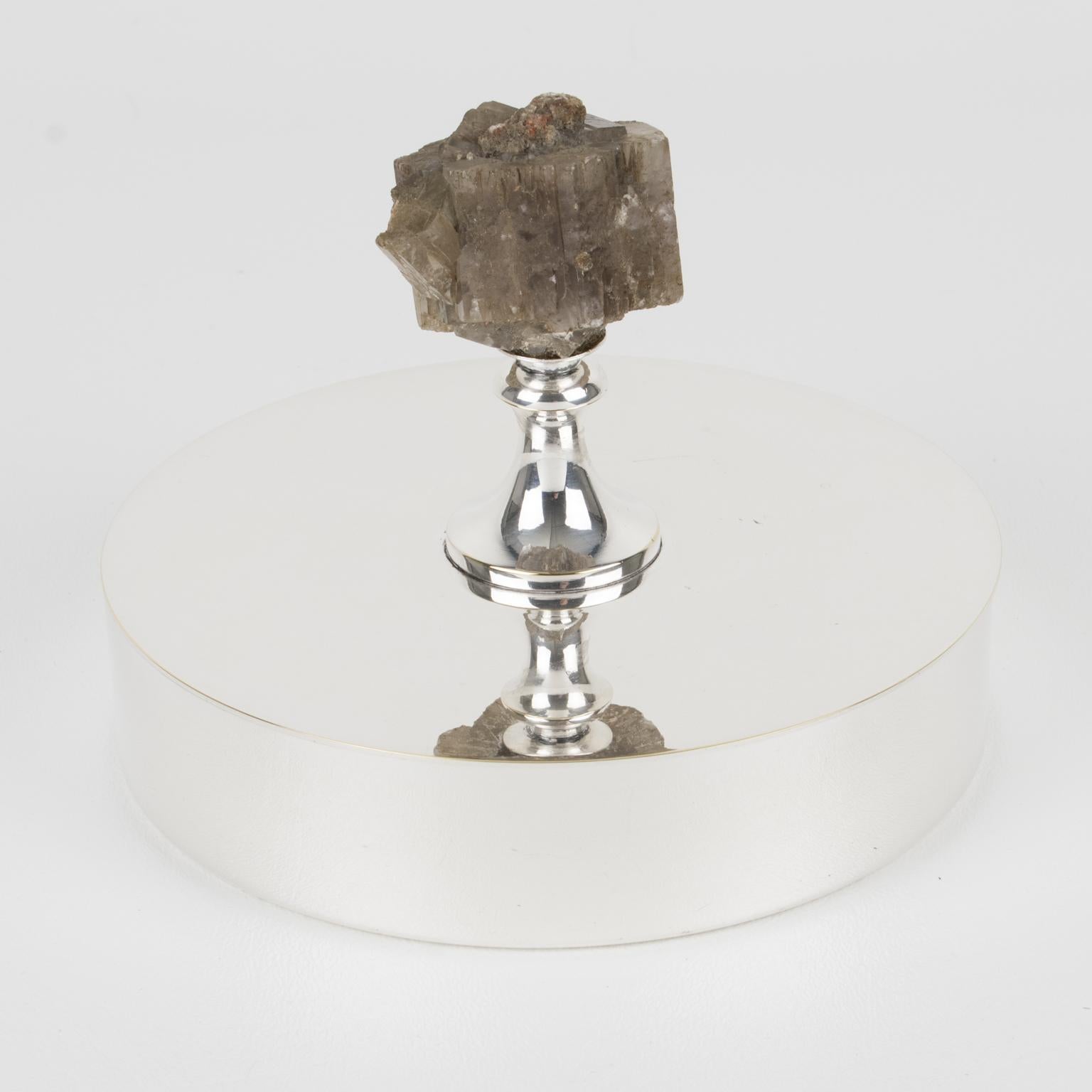 Cette magnifique boîte décorative moderniste en métal argenté a été réalisée pour la célèbre Maison Christian Dior pour sa Collectional. Il présente une élégante forme ronde minimaliste avec un couvercle orné d'une grande pierre de quartz en guise