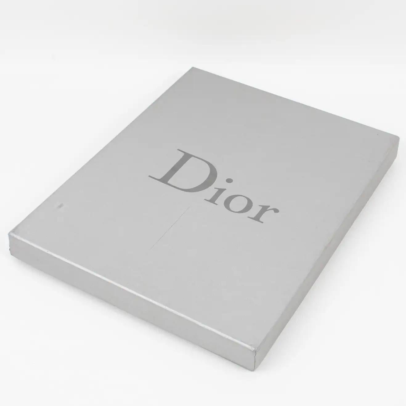 Cadre photo en métal argenté Christian Dior Paris avec logo gravé, dans sa boîte en vente 3