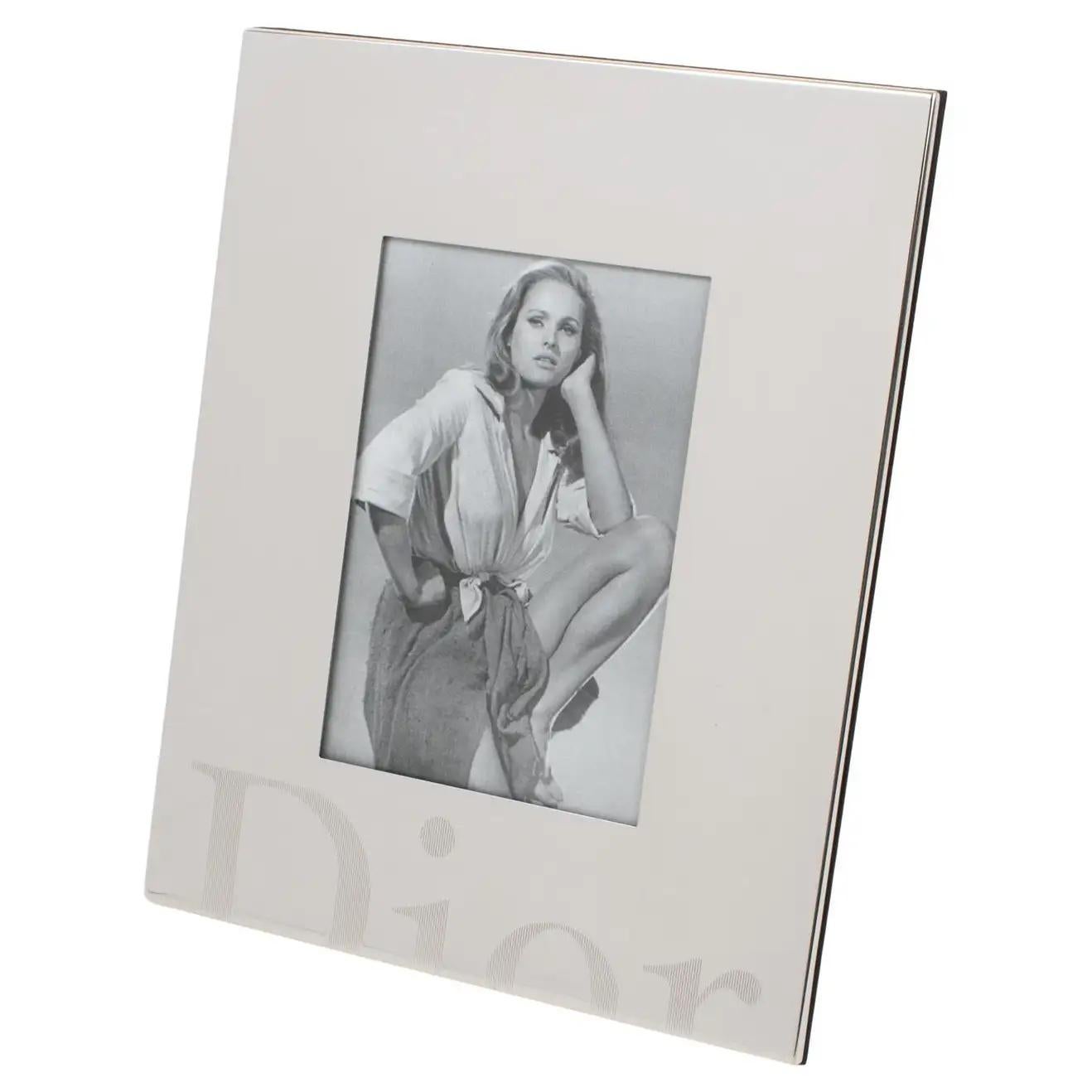 Moderne Cadre photo en métal argenté Christian Dior Paris avec logo gravé, dans sa boîte en vente