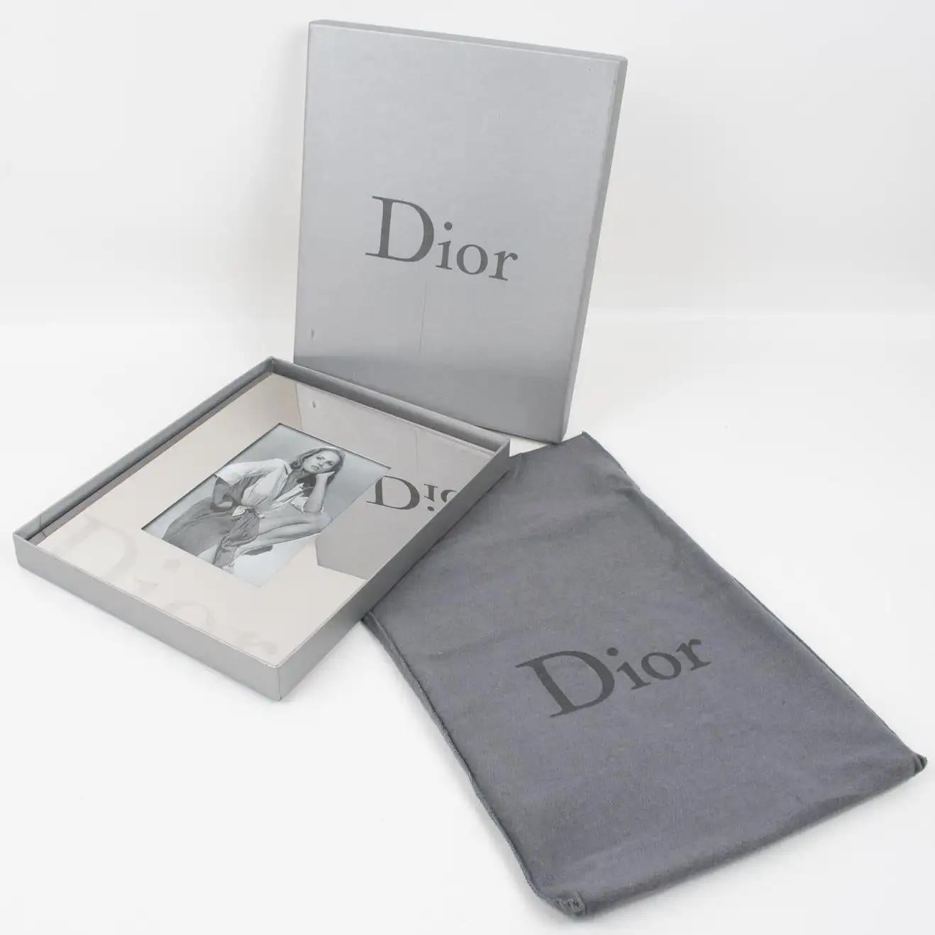 Français Cadre photo en métal argenté Christian Dior Paris avec logo gravé, dans sa boîte en vente