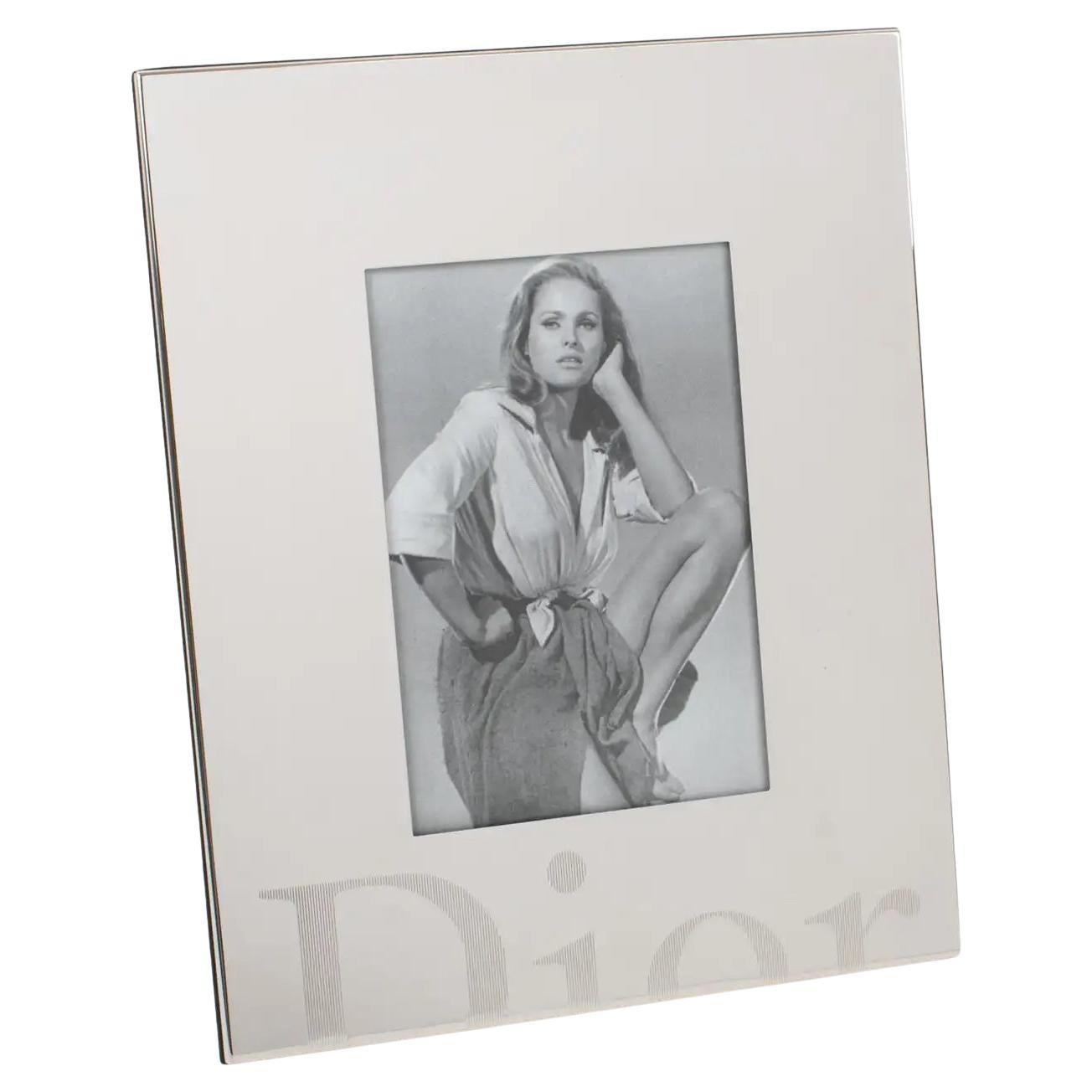 Cadre photo en métal argenté Christian Dior Paris avec logo gravé, dans sa boîte en vente