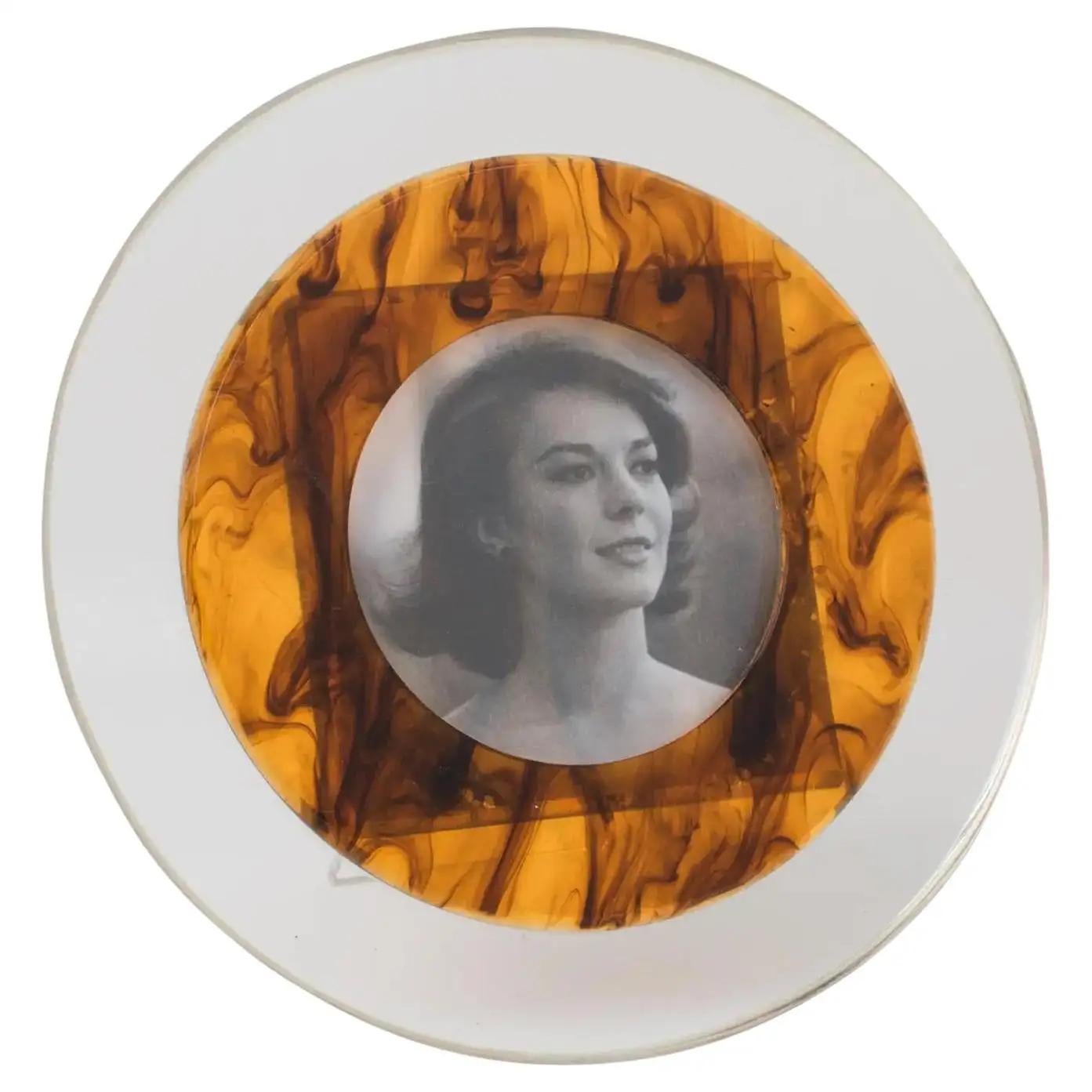 Dieser exquisite Christian Dior Bilderrahmen ist ein wahres Meisterwerk aus der geschätzten Christian Dior Interior Collection'S, um 1970. Dieser raffiniert gestaltete Rahmen bietet einen perfekten Rahmen für Ihre wertvollsten Fotos. Die anmutig