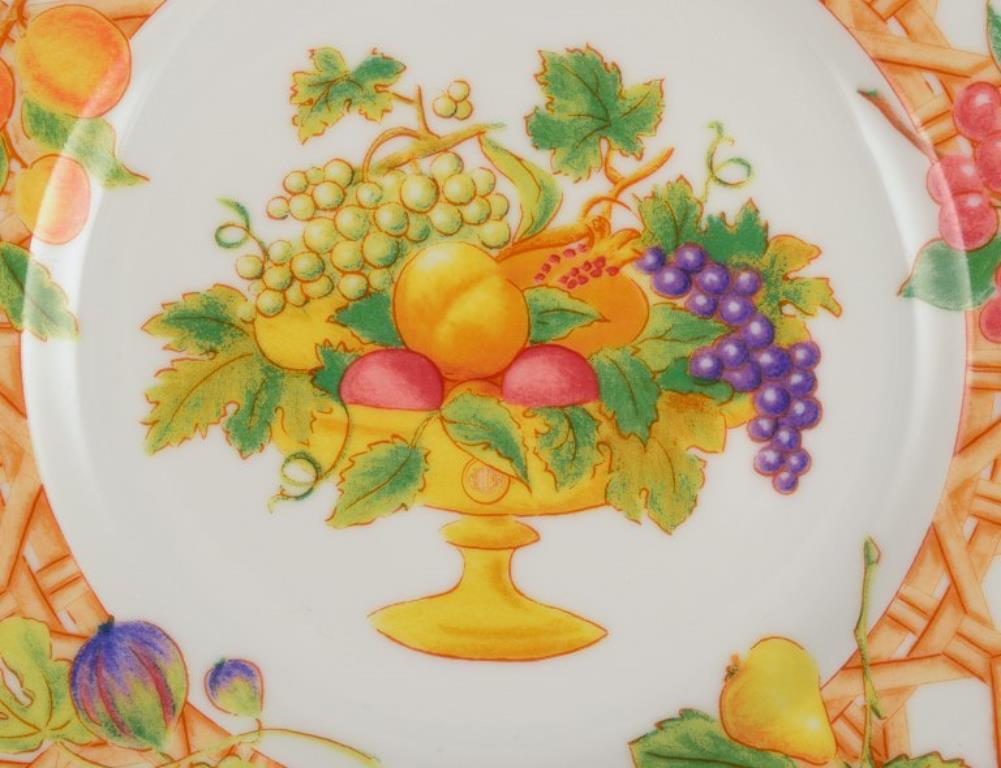Christian Dior, Paris. Zwei Tutti Fiori, Tutti Frutti-Porzellanteller. (Französisch) im Angebot