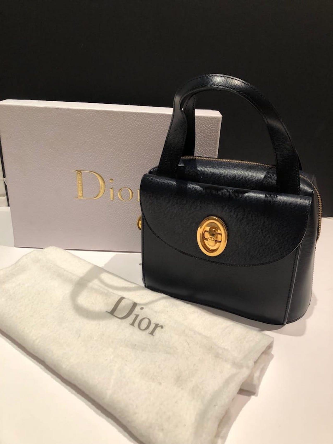 CHRISTIAN DIOR PARIS Vintage Leather Double Handles Handbag CD Logo Navy Circa 1980s
A stunning, timeless, classic, and a very rare CHRISTIAN DIOR 1980s leather handbag in navy blue with CD logo. Dated 1980s, early 1990. A beautiful craftsmanship