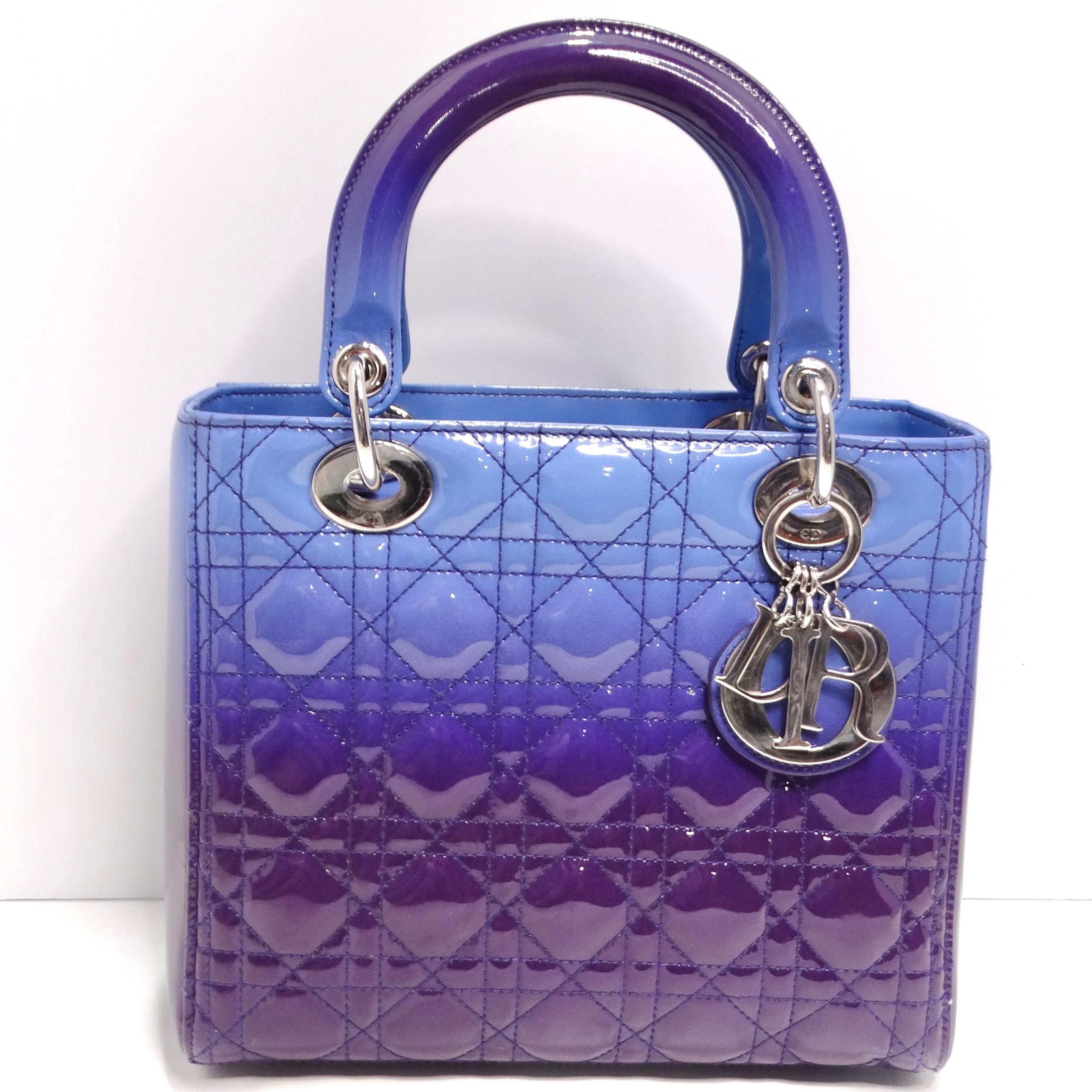 Voici une œuvre d'art sous la forme d'un sac à main - le sac Lady Dior Medium Cannage Gradient en vernis de Christian Dior. Réalisé avec une attention exquise aux détails, ce sac est un véritable chef-d'œuvre de la mode de luxe, conçu pour faire une