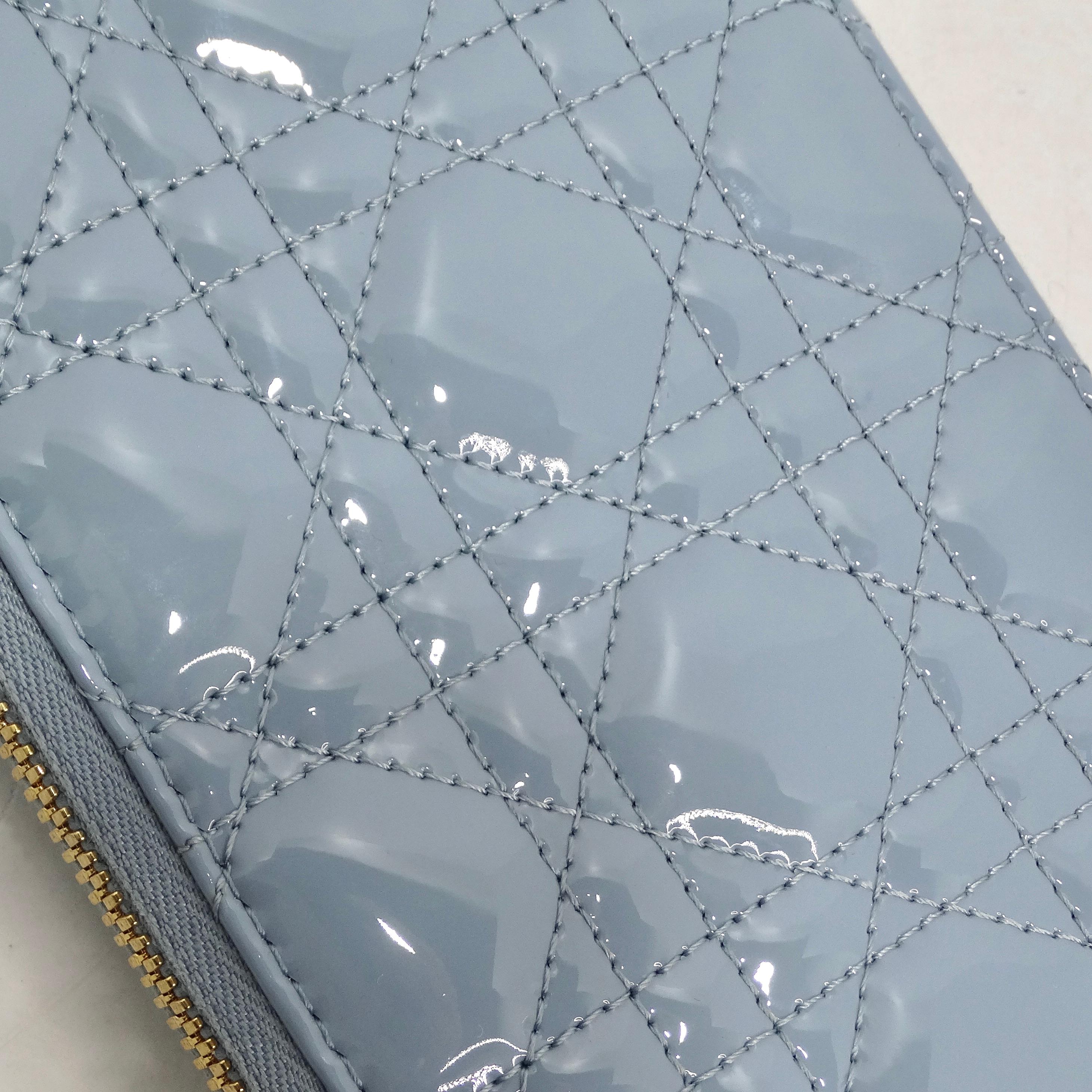 Voici le porte-téléphone Lady Dior Christian Dior Patent Cannage en Bracing Blue, un accessoire ultra-chic qui allie harmonieusement le design emblématique de Dior à une fonctionnalité moderne. Ce porte-téléphone n'est pas un simple sac ; c'est une