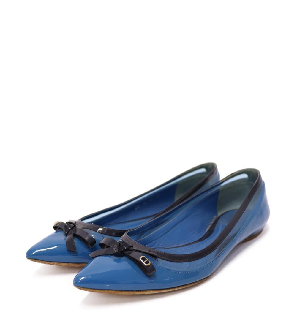 Christian Dior Patent Leather Blue Pointed Toe Flat Pumps, Features a Small Black Bow on the Upper.

Material: Patent Leather.
Size: EU 38
Overall Condition: Good
Interior Condition: Marks and stains
Exterior Condition: Light stains and scratches.