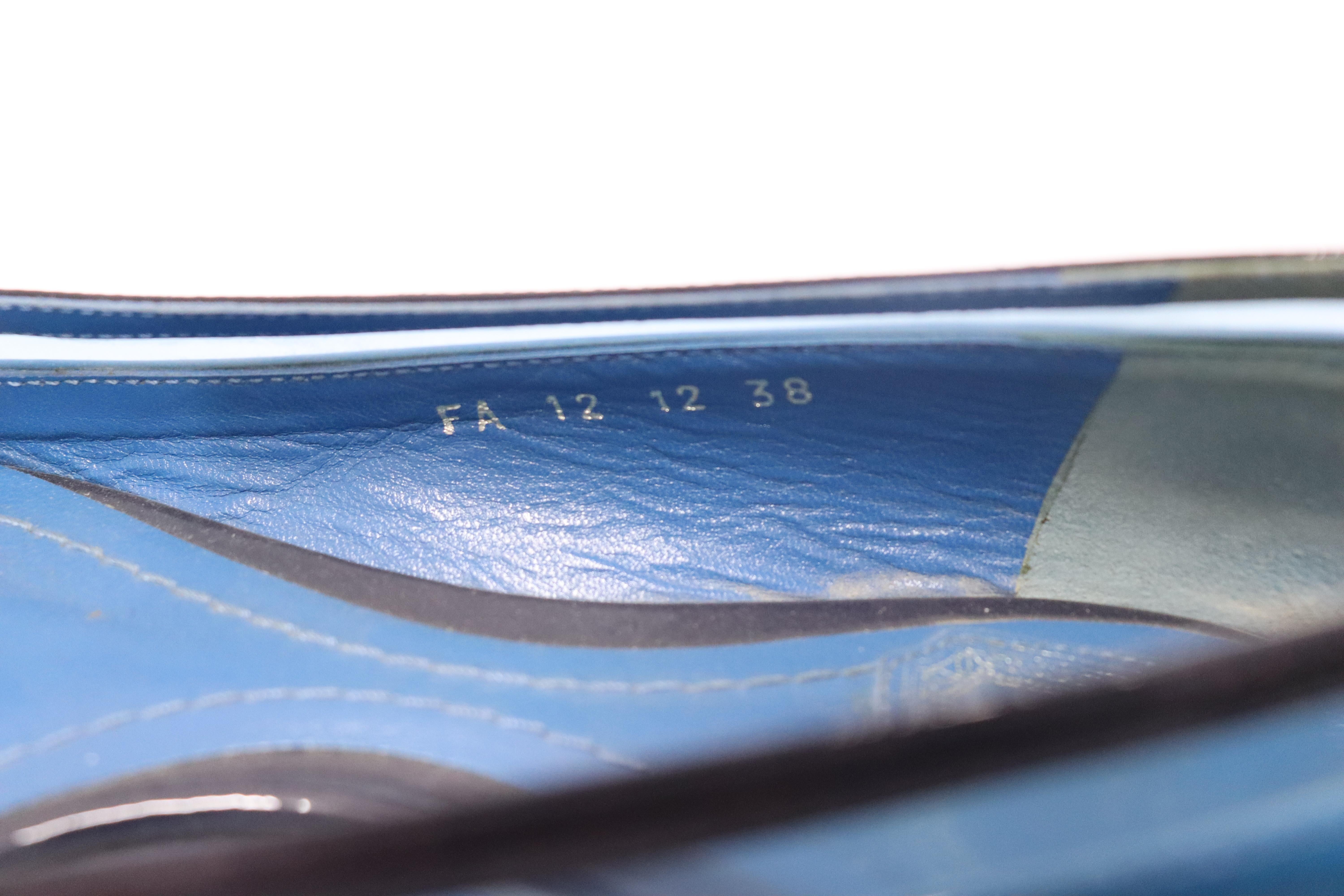 Christian Dior Blaue flache Pumps aus Lackleder mit spitzer Zehe Größe EU 38 im Angebot 2