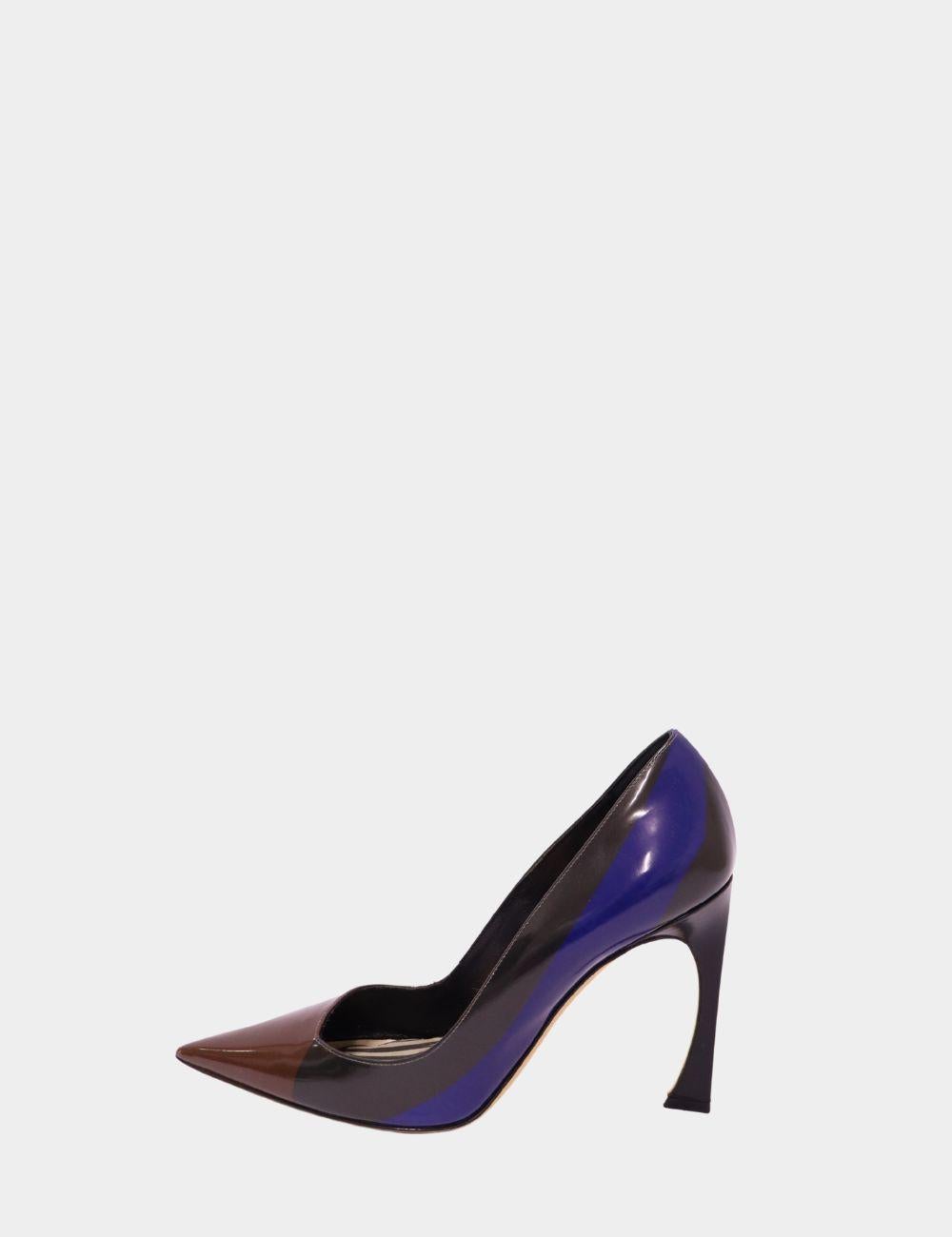 Atrae todas las miradas con estos zapatos de tacón Christian Dior de charol, con una elegante silueta en punta y un llamativo diseño en bloques de color marrón y crema. Elaborados con maestría en piel brillante, estos sofisticados zapatos de salón