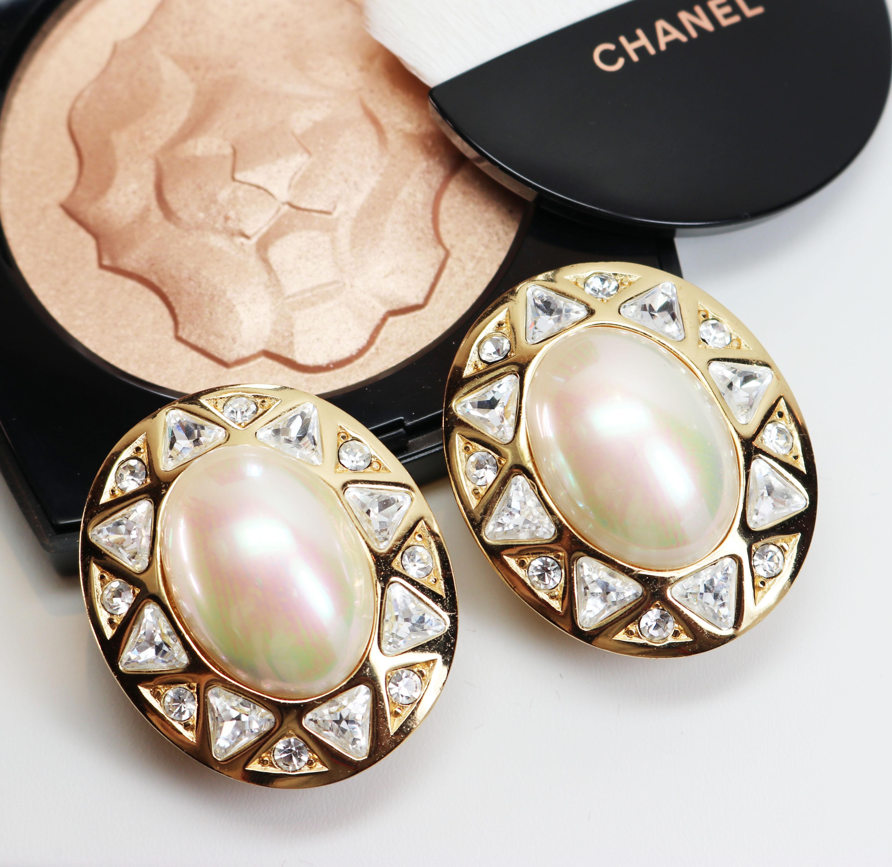 CHRISTIAN DIOR EARRINGS *signed* Authentic Enormous Austrian Crystal & Gold Plated Pearl Clip On Dior Designer Earrings
These enormous French designer earrings feature oval, cream colored, simulated pearls framed with triangular shaped crystals