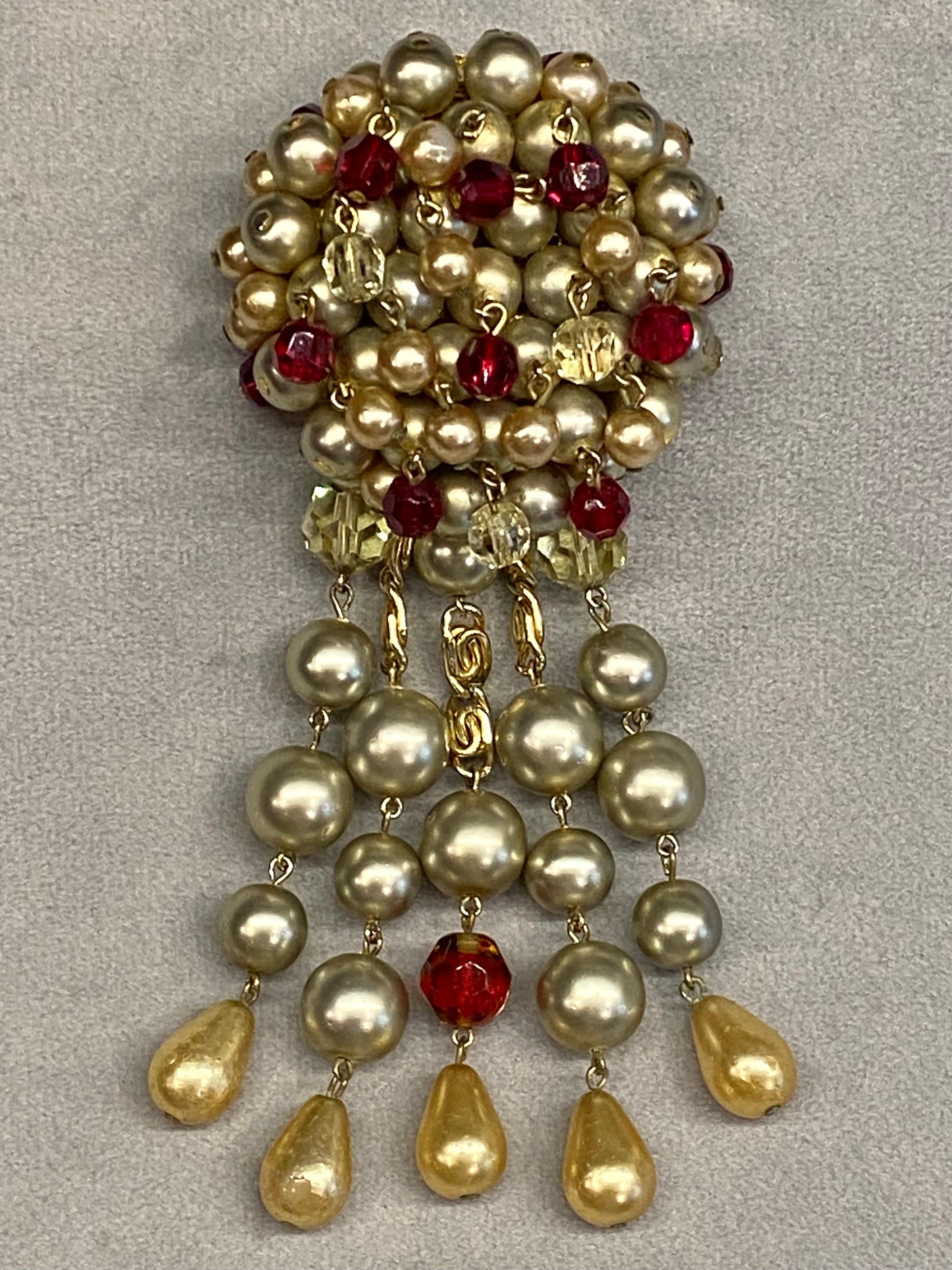 Presentamos un raro broche abombado de perlas de imitación y cuentas de cristal con flecos de perlas de 1961. El broche fue fabricado por la empresa alemana de joyería Henkel & Grosse y está fechado en 1961. Mide 5 cm de ancho en la pieza redonda