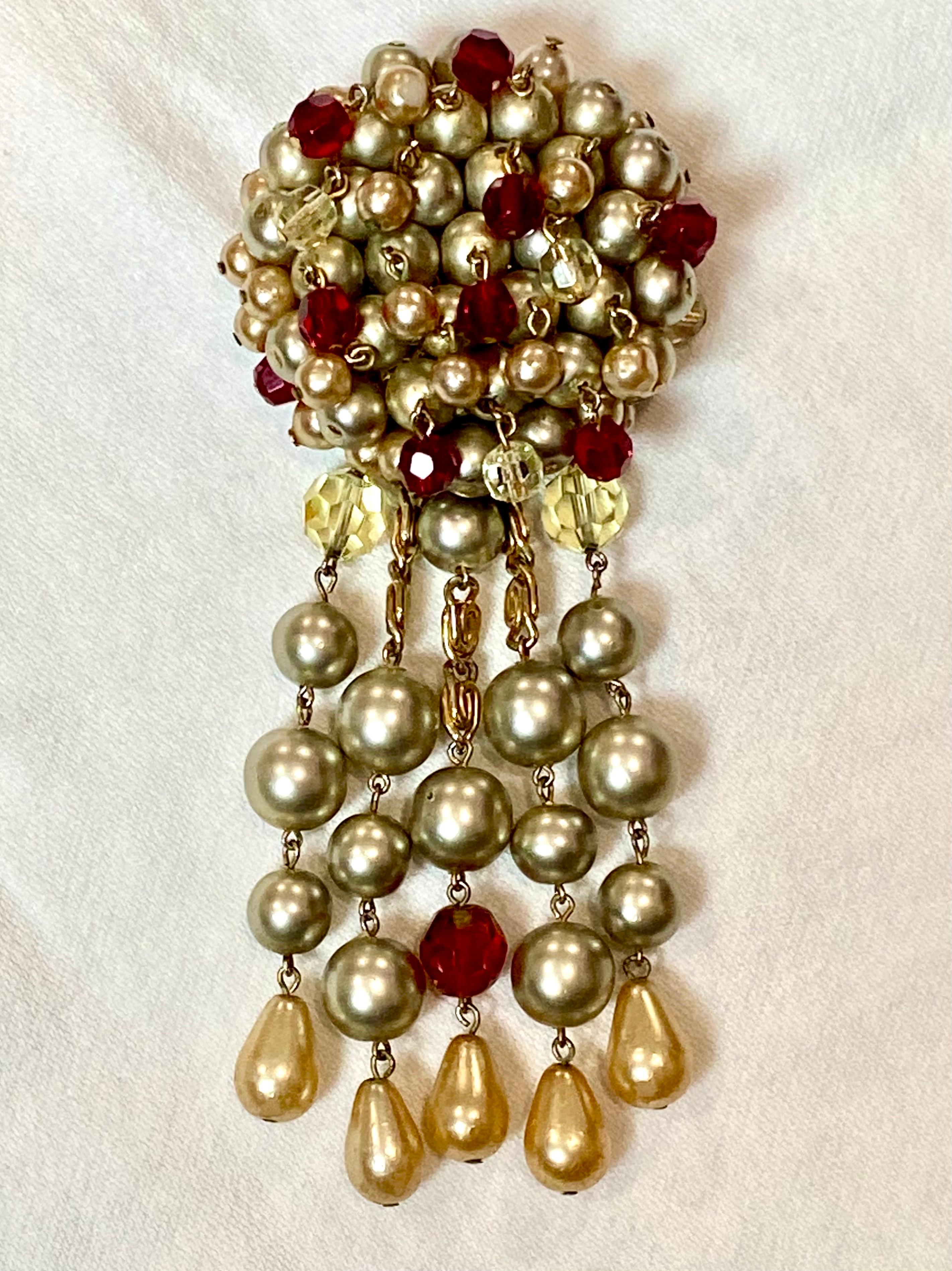 Broche de perlas y cristal con flecos Christian Dior de Henkel and Grosse de 1961 en Bueno estado para la venta en New York, NY