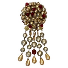 Broche de perlas y cristal con flecos Christian Dior de Henkel and Grosse de 1961