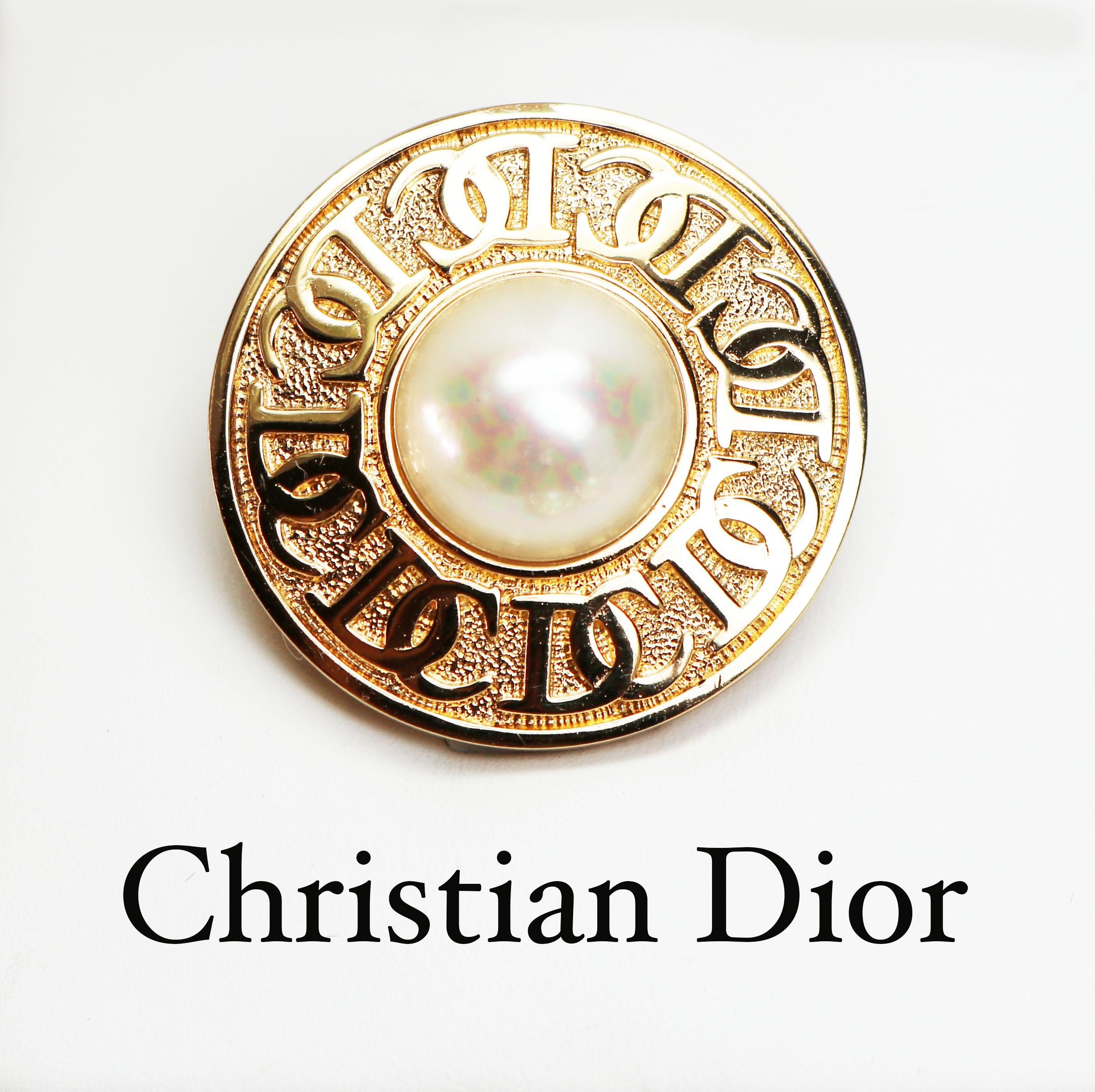 Christian Dior Pearl Logo Demi Parure In Good Condition For Sale In Mastic Beach, NY