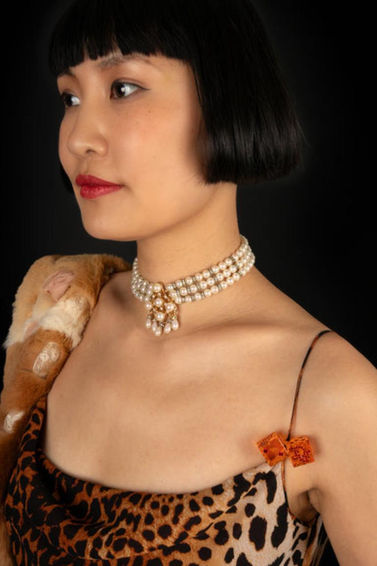 Dior - Short three-row costume pearl necklace with golden metal and rhinestoned rings.

Additional information:
Condition: Very good condition
Dimensions: Length: 34 cm

Seller Reference: BC136
