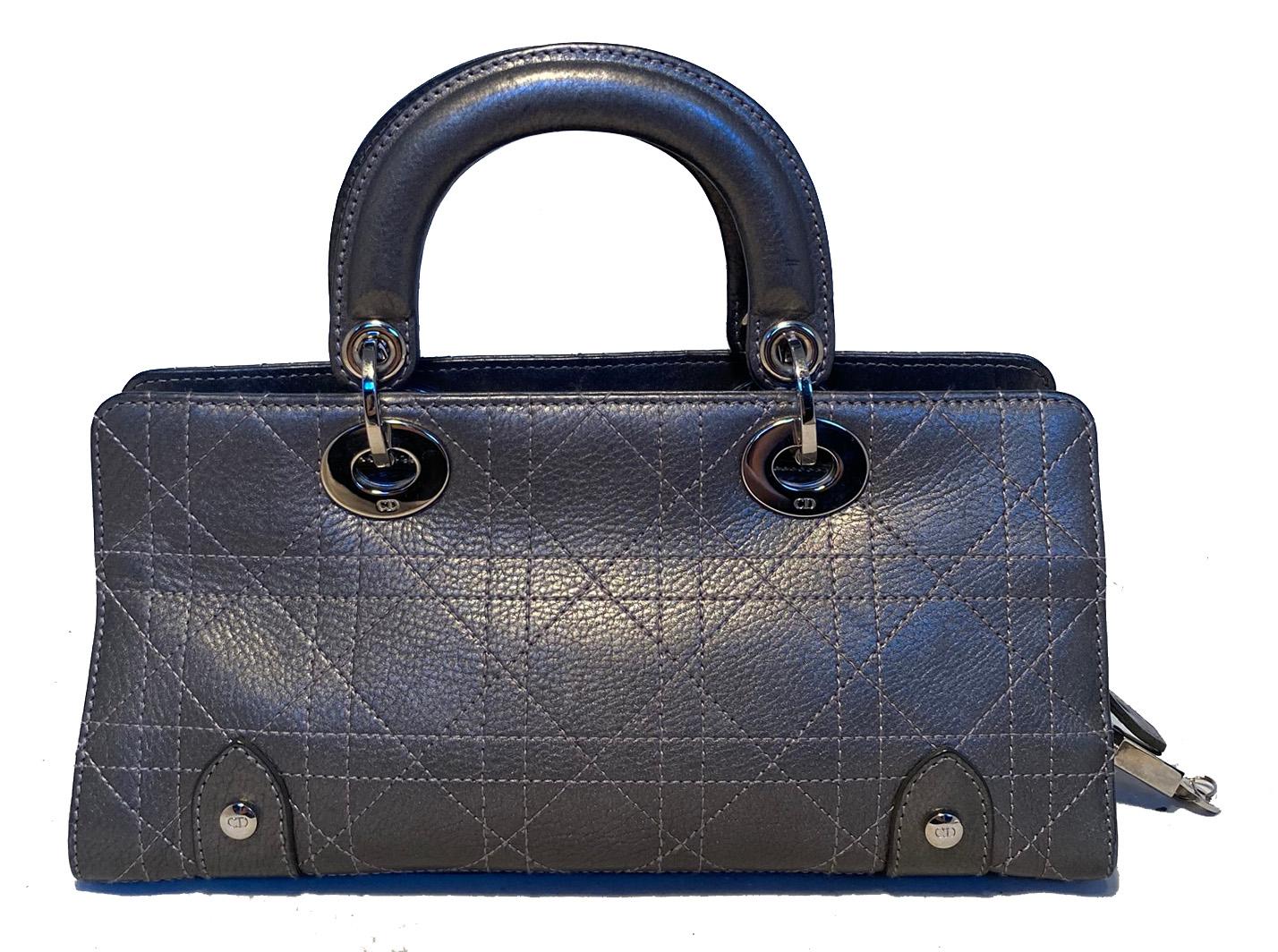 Borsa Lady Dior in peltro in ottime condizioni. Esterno in pelle metallizzata color grigio peltro con trapuntatura cannage, finiture in argento e doppi manici in pelle. La rara forma oblunga a rettangolo è un tocco unico al classico stile boxy lady