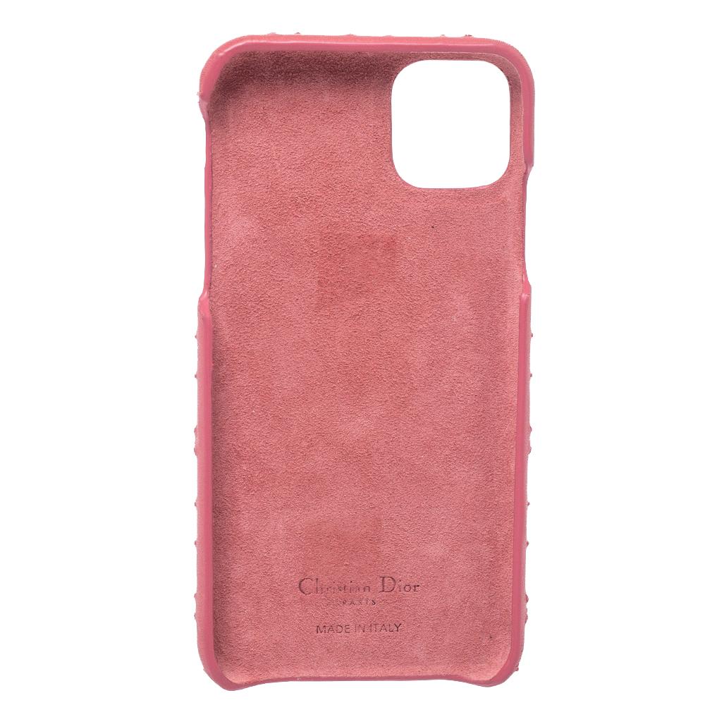 We carry our phones with us wherever we go, and hence, it has to be protected at all times. This pink cover for iPhone 11 Pro Max is crafted in sumptuous leather with a Cannage motif. A chain allows it to be worn around the neck or