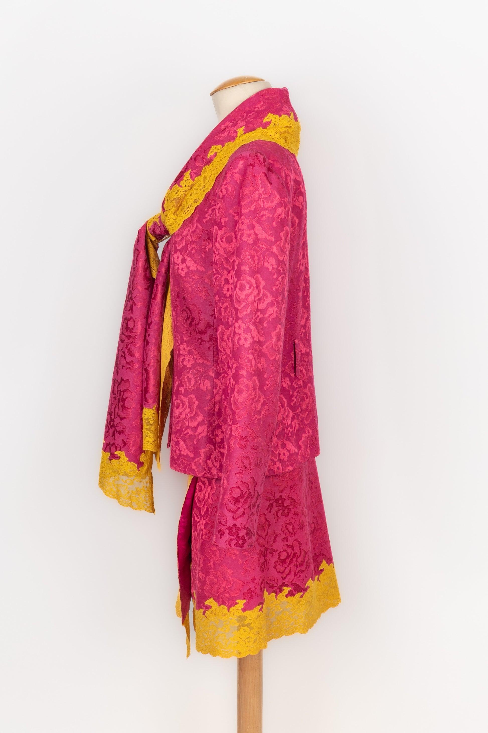 Christian Dior Pink Jacquard Set Embroidered with Yellow Lace, 1998 In Excellent Condition For Sale In SAINT-OUEN-SUR-SEINE, FR