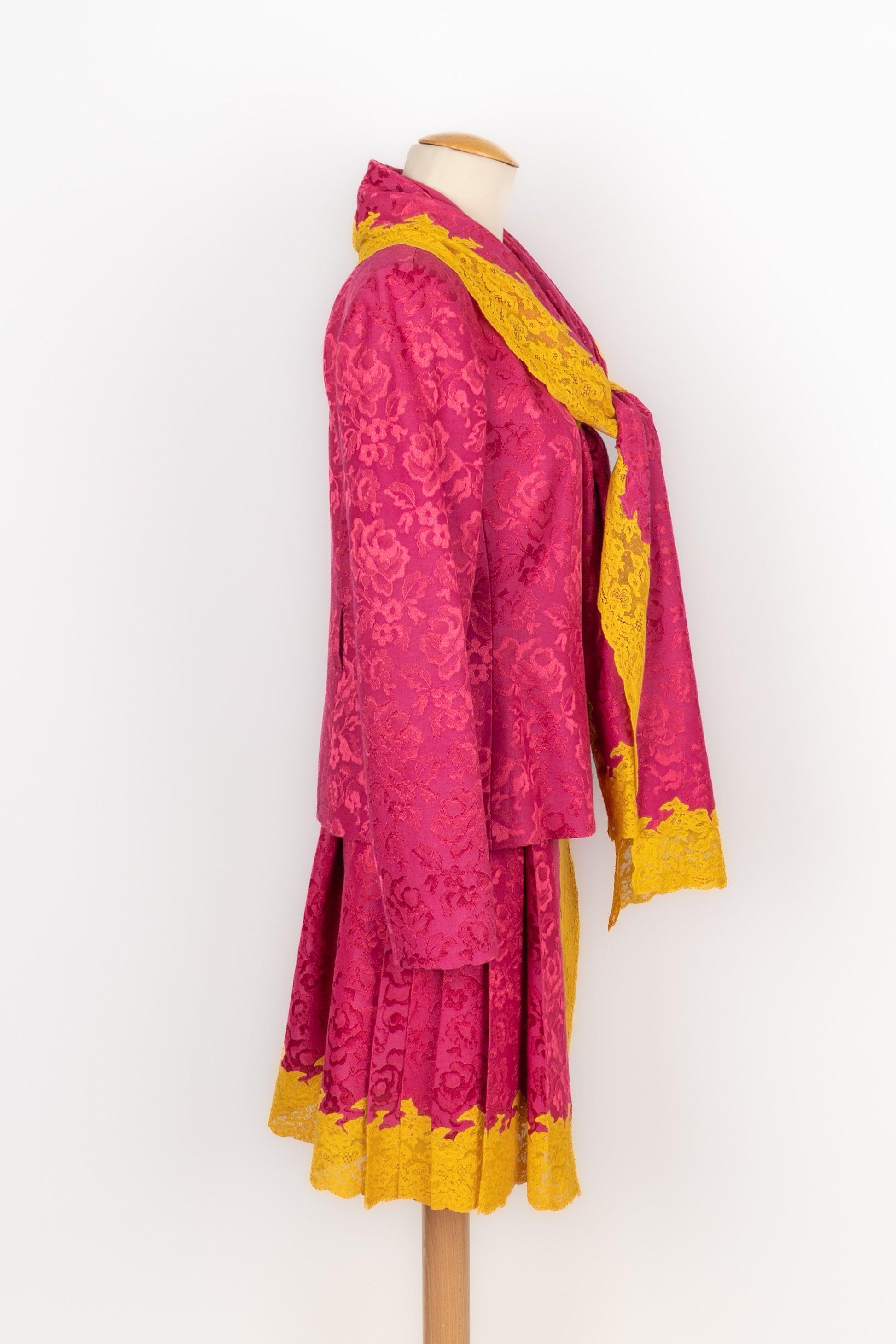 DIOR -(Made in France) Pink Jacquard set embroidered with yellow lace and composed of a jacket and a skirt. Size 40/42FR indicated. 1998 Fall-Winter Collection, under the artistic direction of John Galliano.

Additional information:
Condition: Very