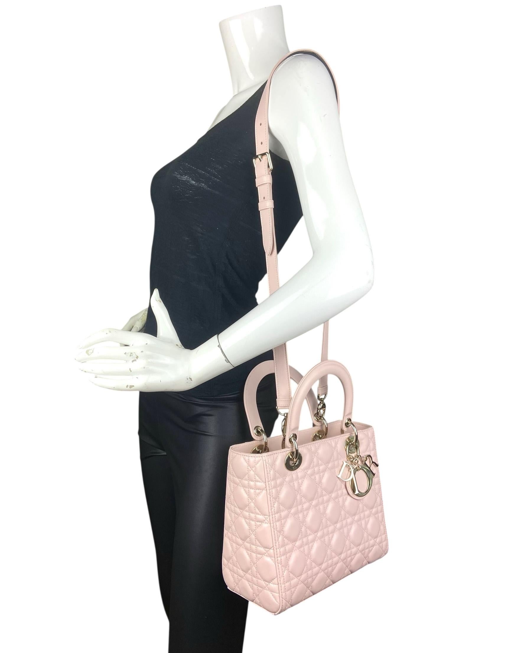 Christian Dior Borsa media trapuntata in pelle rosa Cannage Dior

Prodotto in: Italia
Anno di produzione: 2025
Colore: rosa
Hardware: Oro
Materiali: Pelle di agnello
Fodera: Pelle scamosciata
Chiusura/Apertura: Patta centrale
Tasche esterne: