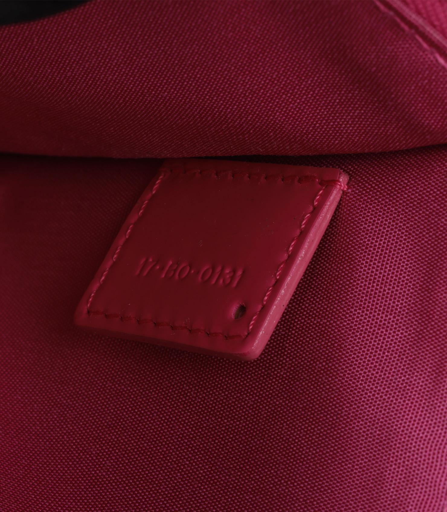 Christian Dior Sac fourre-tout en cuir verni perforé rose en vente 5
