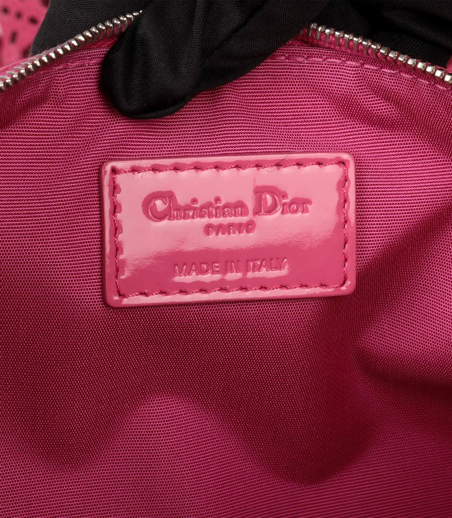 Christian Dior Sac fourre-tout en cuir verni perforé rose en vente 4
