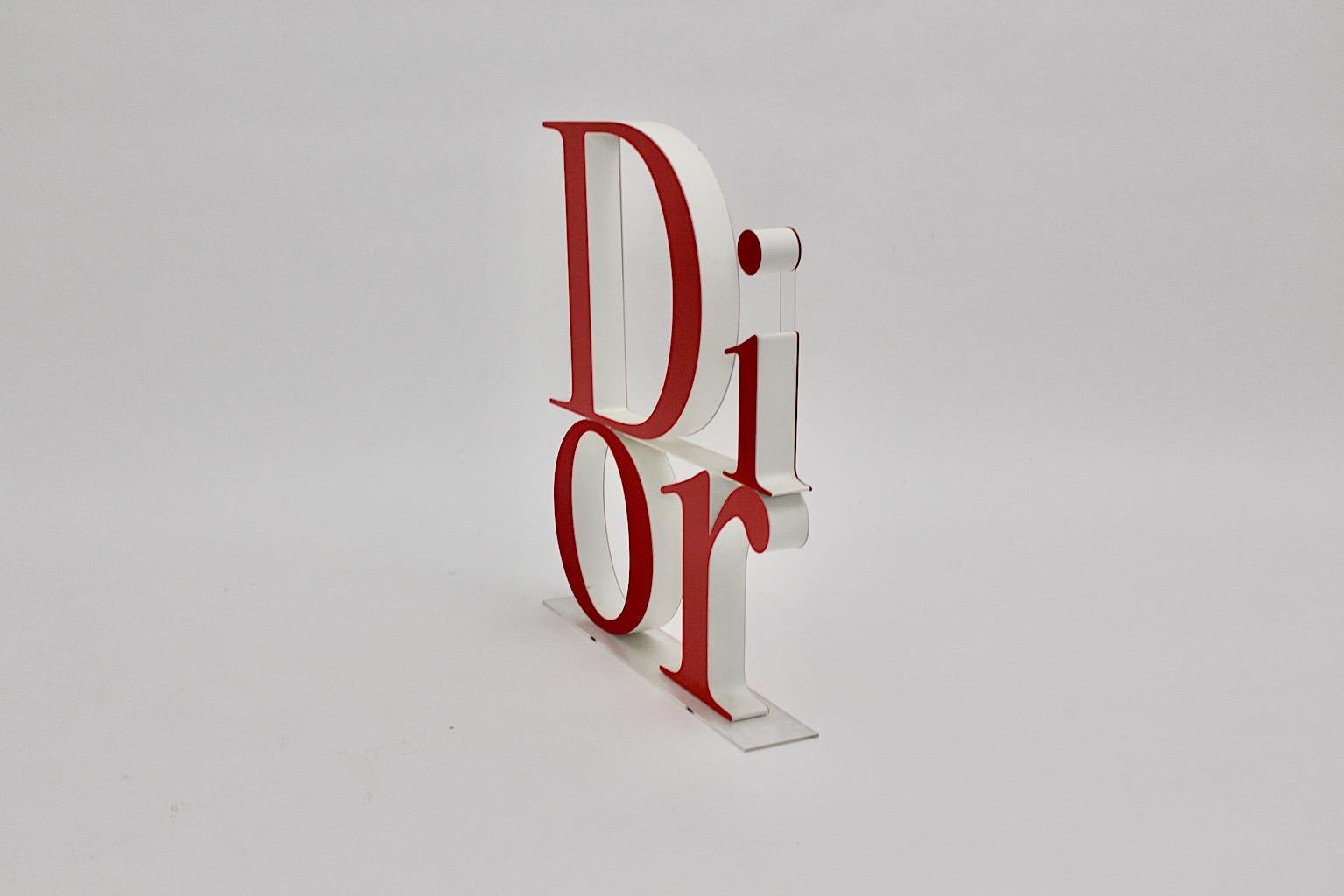 Christian Dior rosa rot großes Vintage-Logo Werbeschild, das das Dior-Logo in großen fetten roten rosa roten Acrylbuchstaben zeigt. 
Die Buchstaben sind auf einem Sockel aus Lucite befestigt.
Sehr guter Zustand mit geringen Alters- und