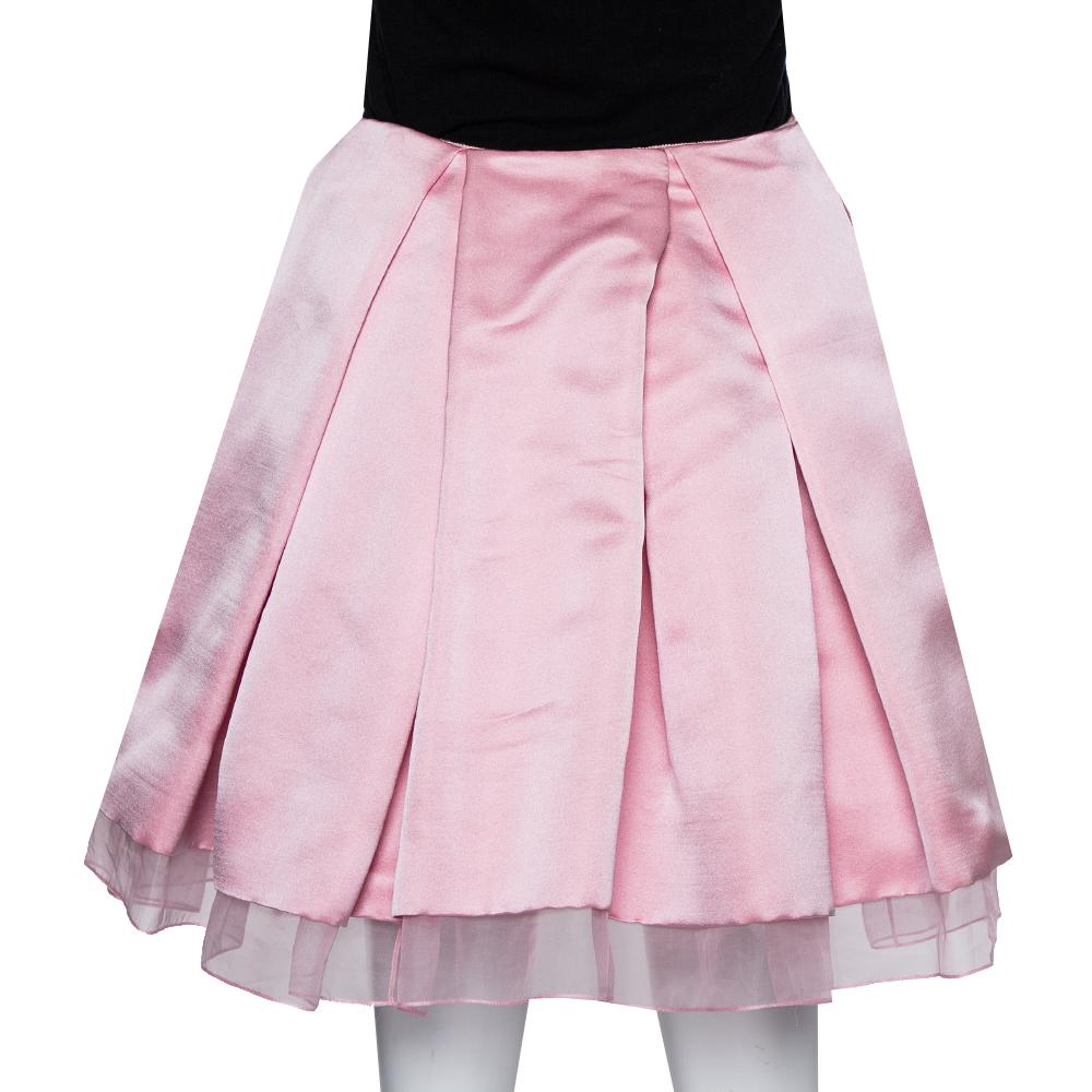 Chic and playful, this mini skirt by Christian Dior makes for a great buy. Crafted from silk, this pink skirt has a luxurious exterior. The box pleats add structure and fan out to create a most flattering silhouette. It has delicate trimmings and a