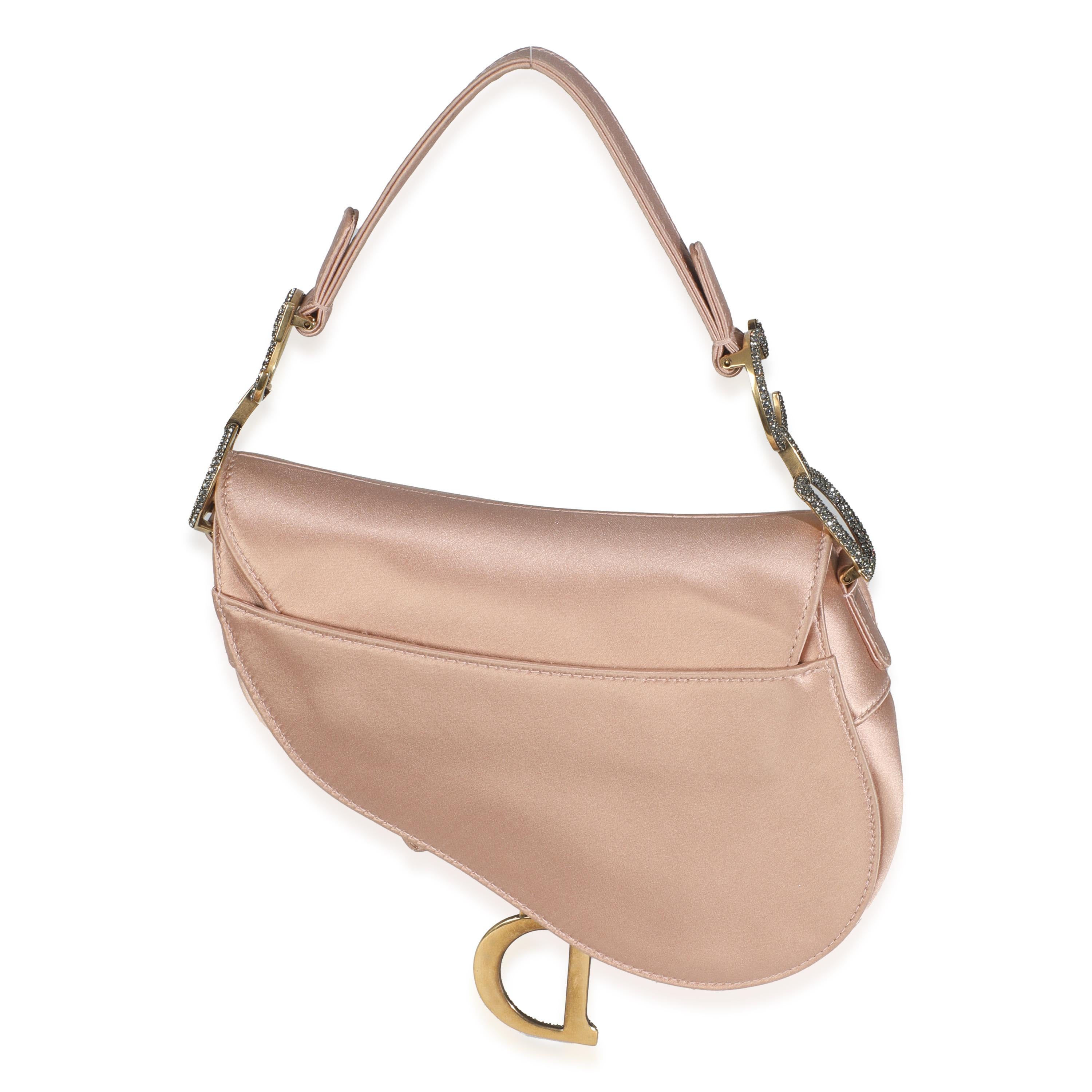 Título del listado: Christian Dior Mini Bolso Sillín Satén Cristal Rosa
SKU: 146474
Estado: Seminuevo 
Descripción del estado: Diseñada por John Galliano en 1999, la bolsa de sillín de Dior debutó en la pasarela SS00. Este accesorio inspirado en los