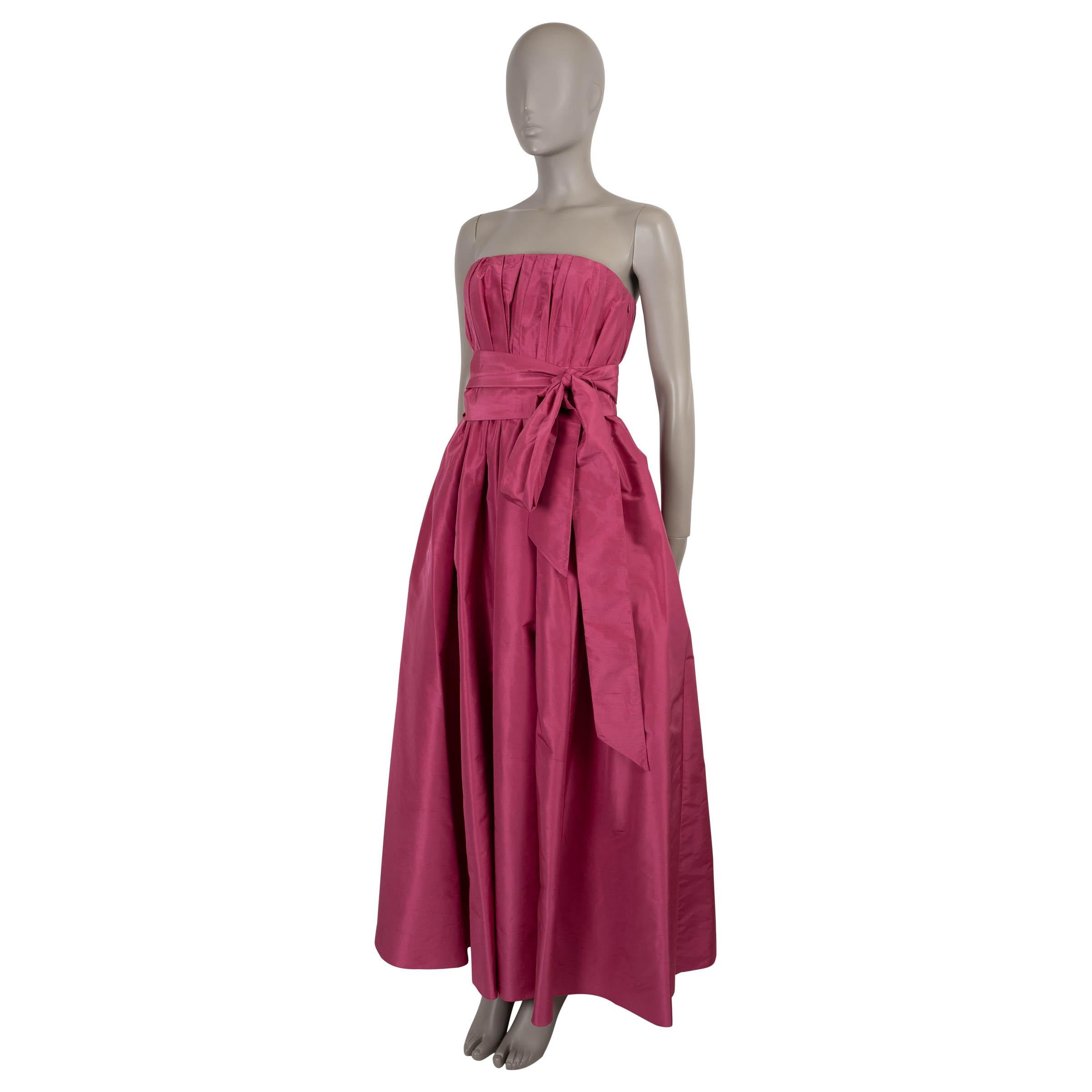 Dieses zu 100 % authentische Kleid von Christian Dior aus fuchsia-rosafarbener Taft-Seide ist ein eindrucksvoller Ausdruck zeitloser Couture-Eleganz. Die dramatisch ausgestellte, trägerlose Silhouette und die bodenlange Maxi-Länge zeichnen sich