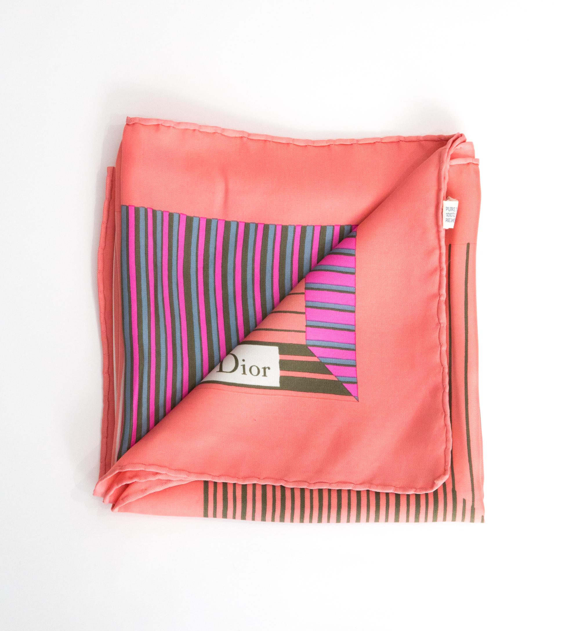 Foulard en soie Christian Dior avec un motif rayé multicolore, un imprimé 