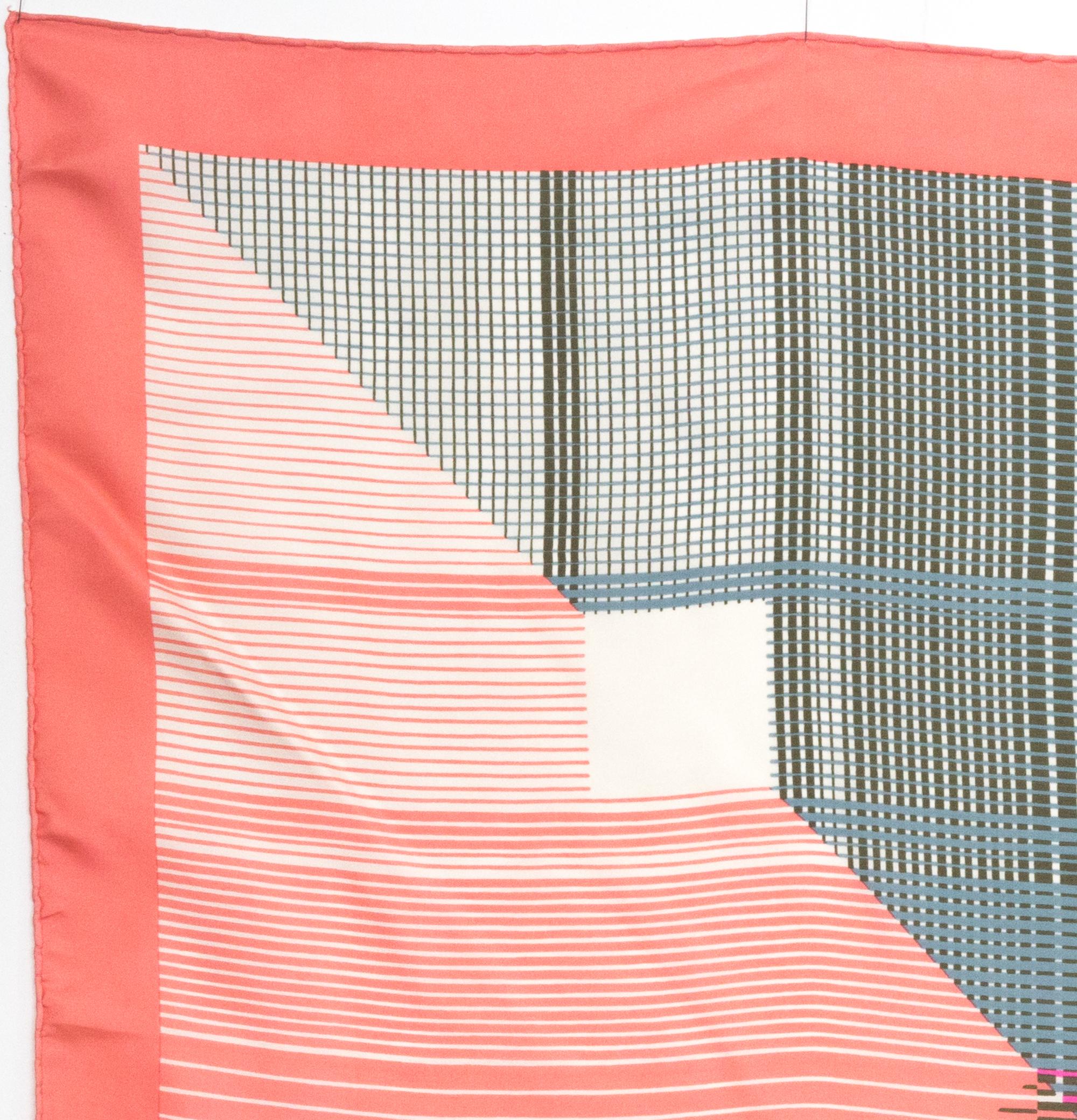 Marron Foulard en soie rose de Christian Dior en vente