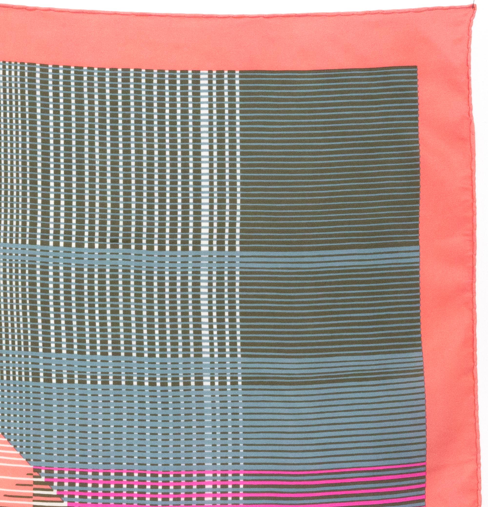 Foulard en soie rose de Christian Dior Bon état - En vente à Paris, FR
