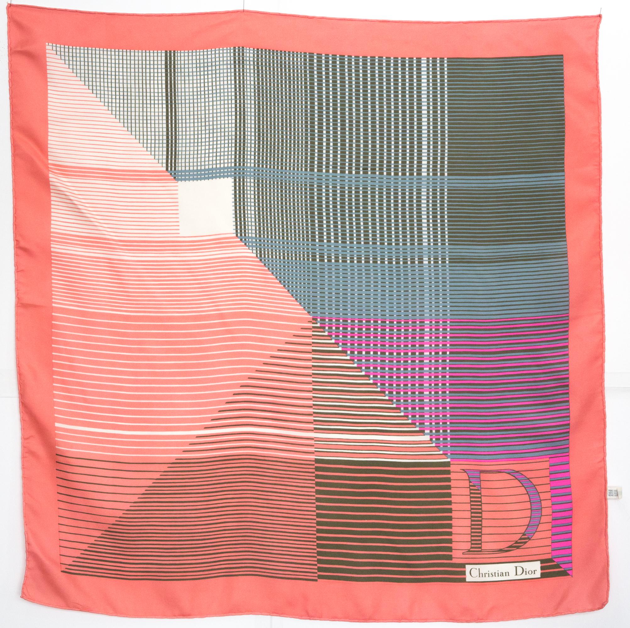 Foulard en soie rose de Christian Dior en vente 2