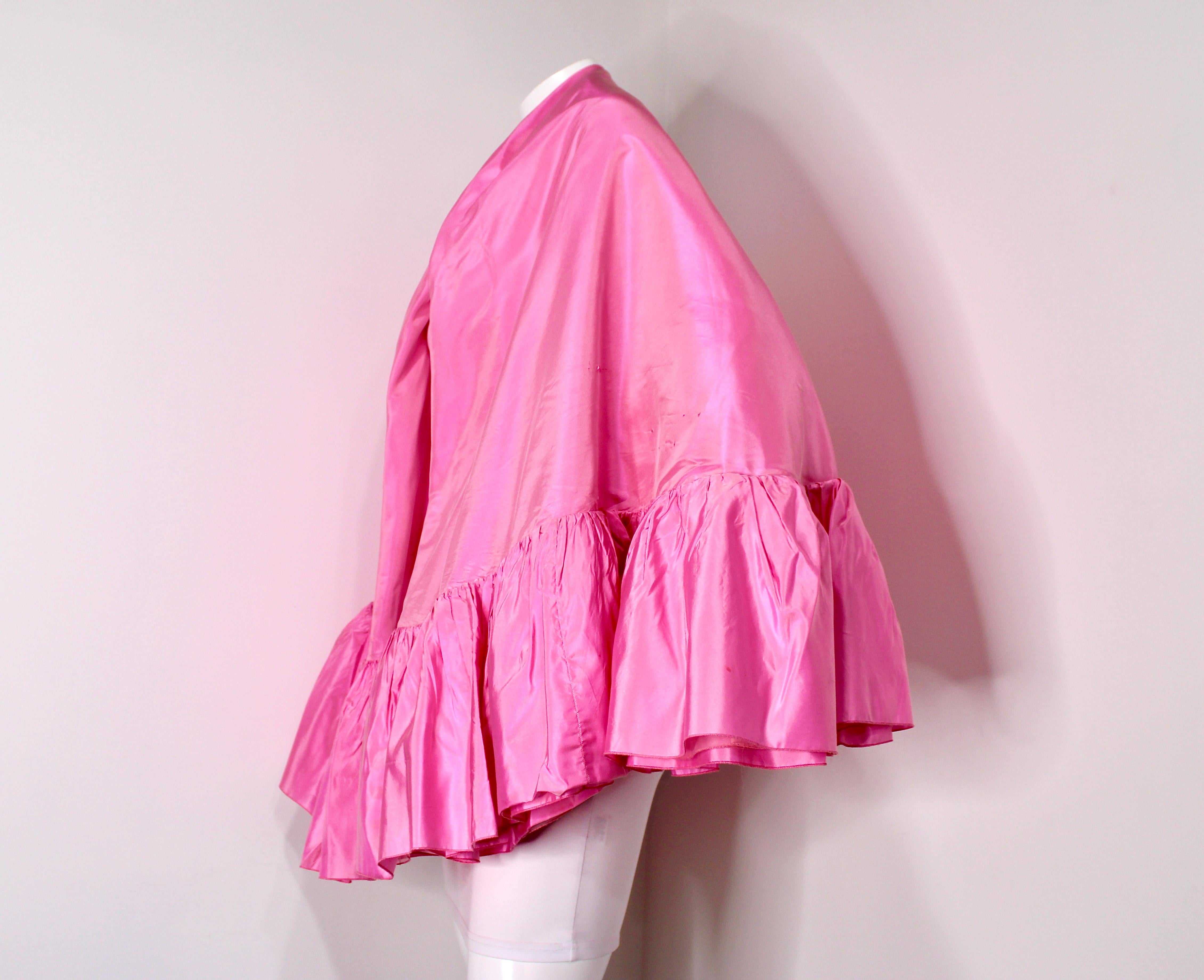 Christian Dior Scialle con volant in taffetà di seta rosa, circa anni '70 in vendita 5