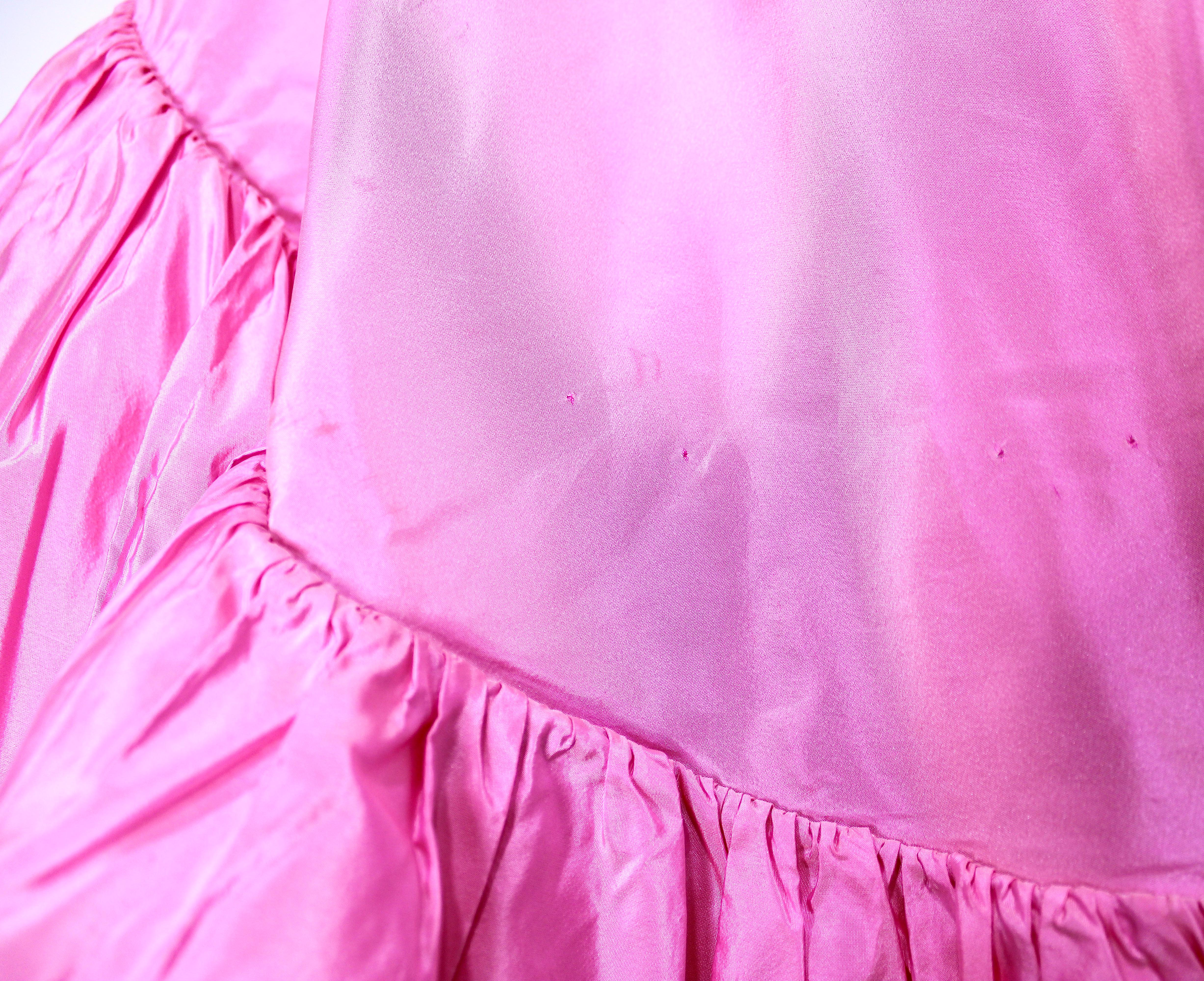 Christian Dior Scialle con volant in taffetà di seta rosa, circa anni '70 in vendita 6