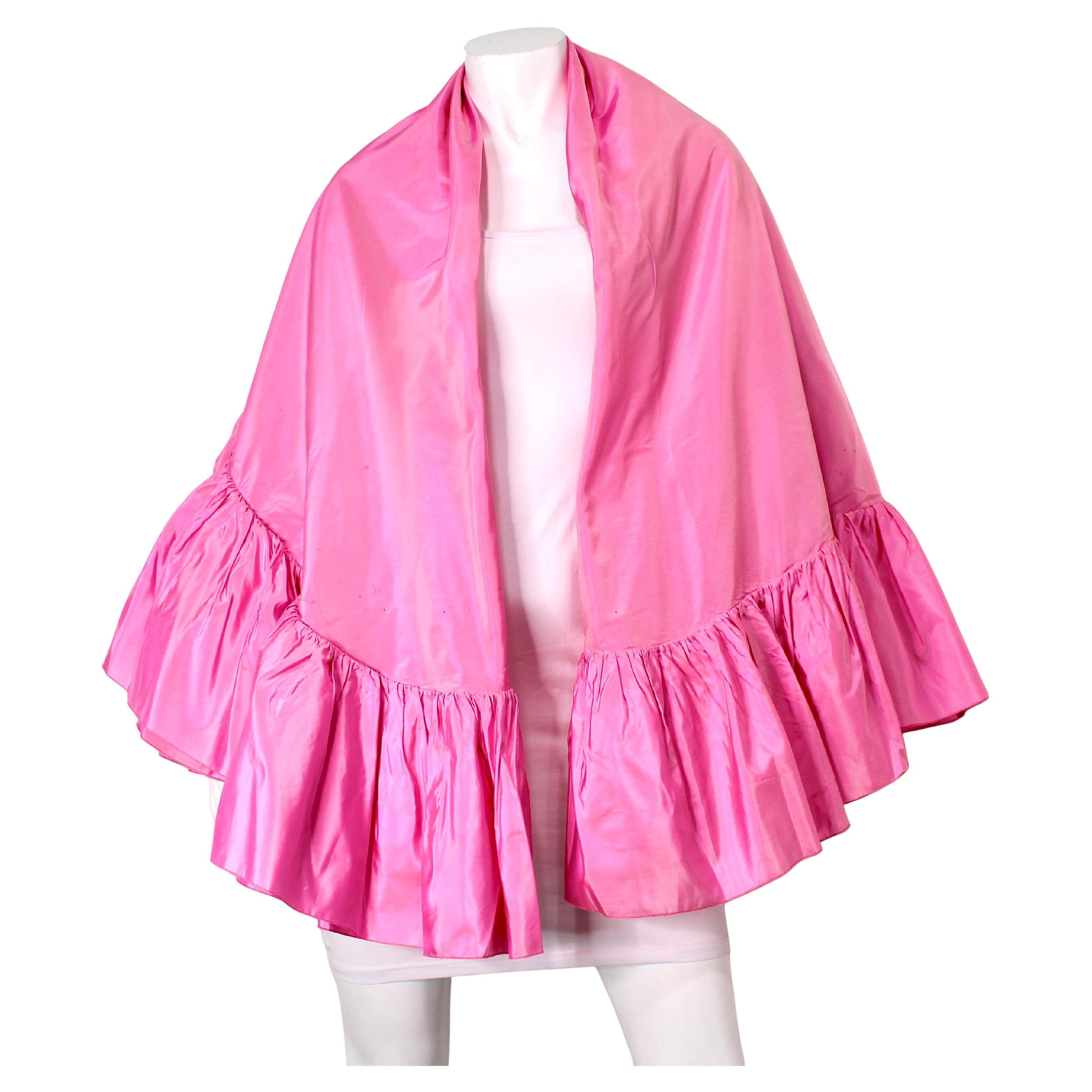 Lo Scialle con volant in taffetà di seta rosa di Christian Dior degli anni '70, non marchiato, è uno straordinario accessorio vintage che incarna un'eleganza senza tempo e una sofisticata maestria artigianale. Realizzato in lussuoso taffetà di seta