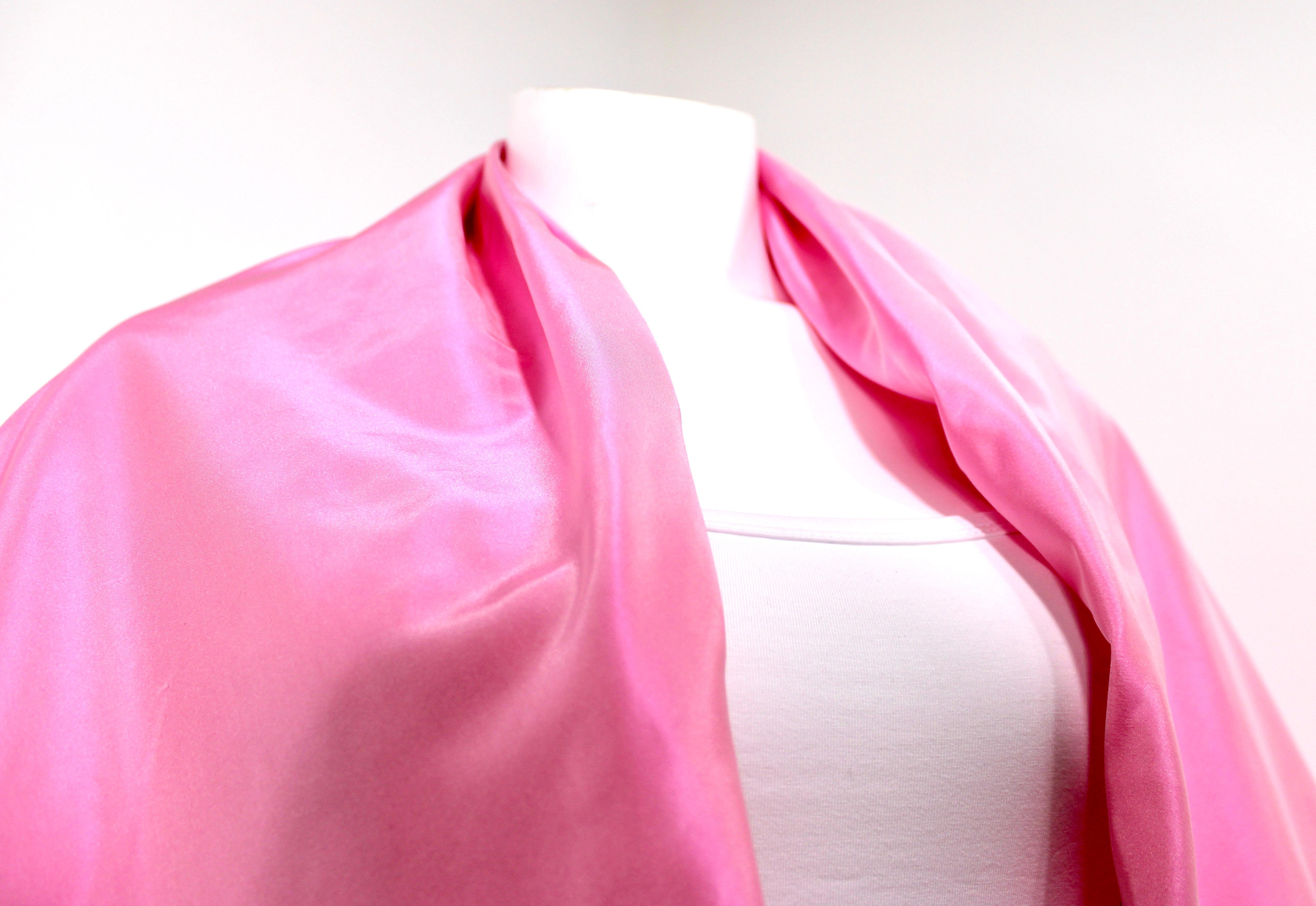 Rosa Christian Dior Scialle con volant in taffetà di seta rosa, circa anni '70 in vendita
