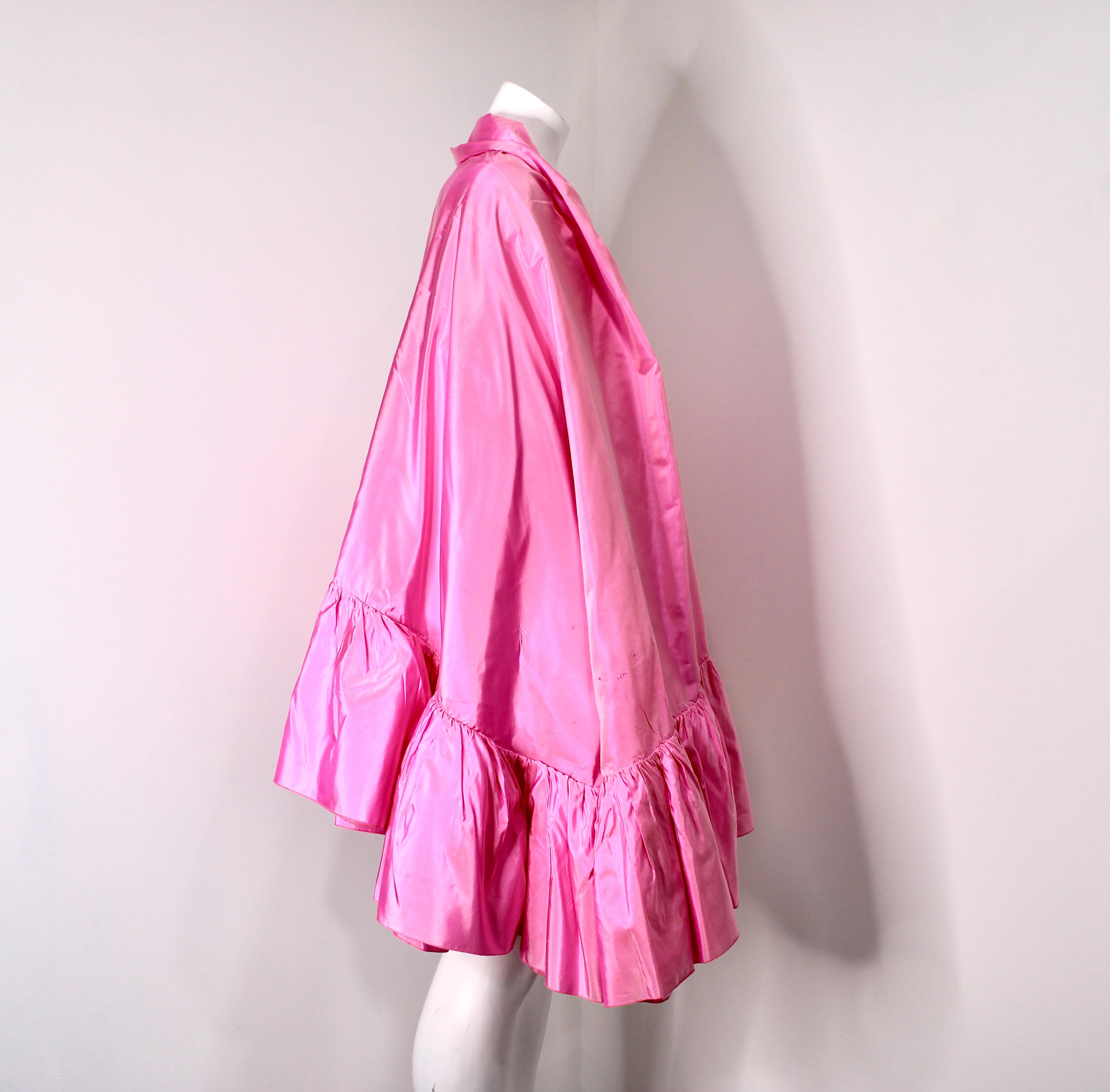 Christian Dior Scialle con volant in taffetà di seta rosa, circa anni '70 in vendita 1